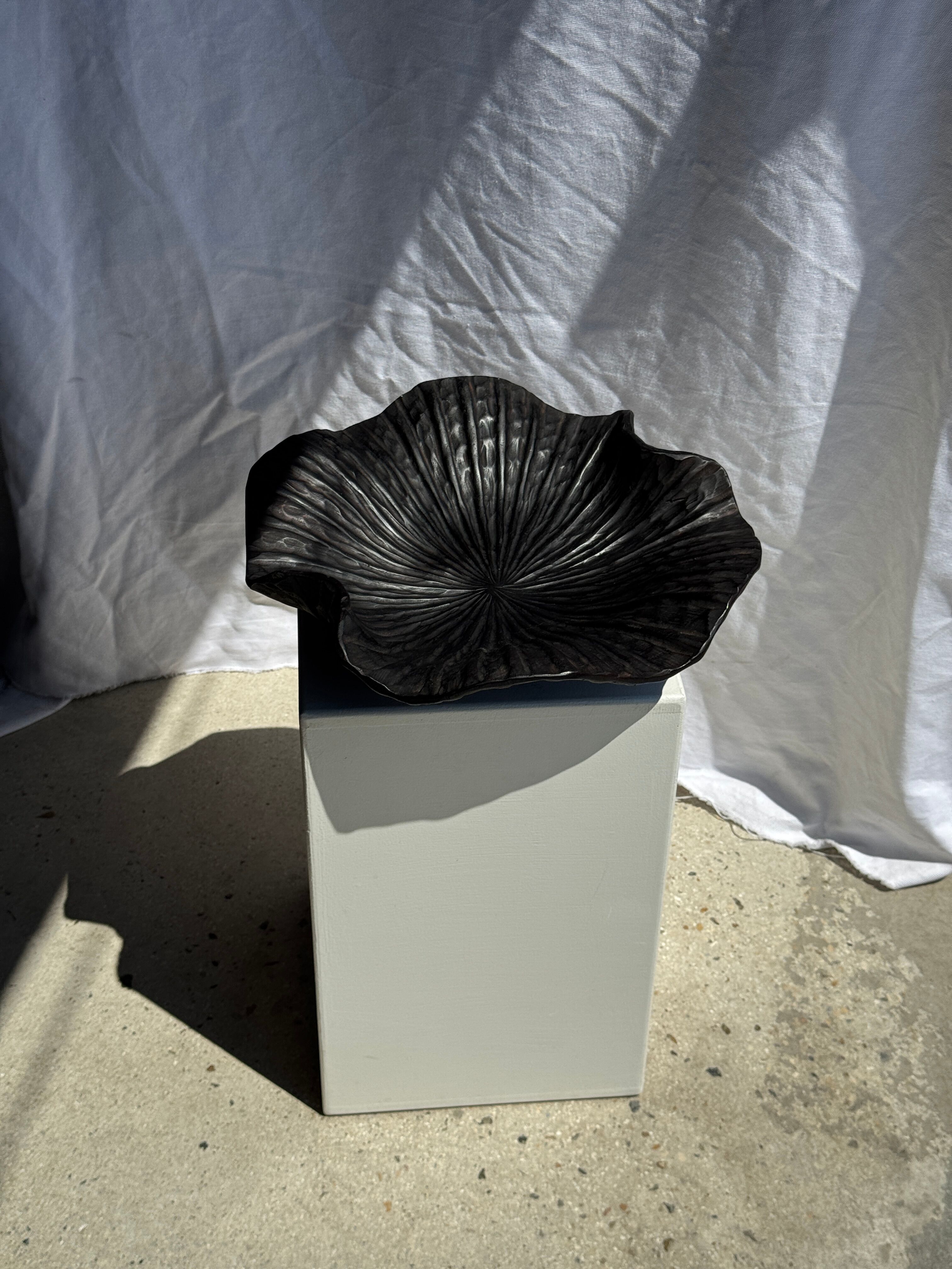 Coupe en teck noircie en forme de feuille ou fleur monoxyle H10 D41