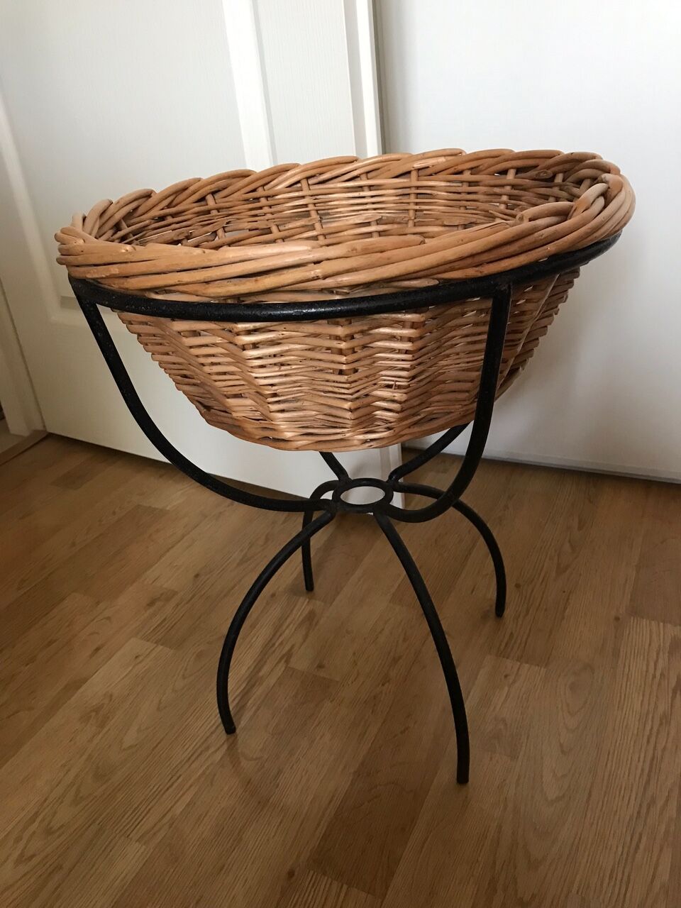 Wicker basket with metal support