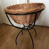Wicker basket with metal support