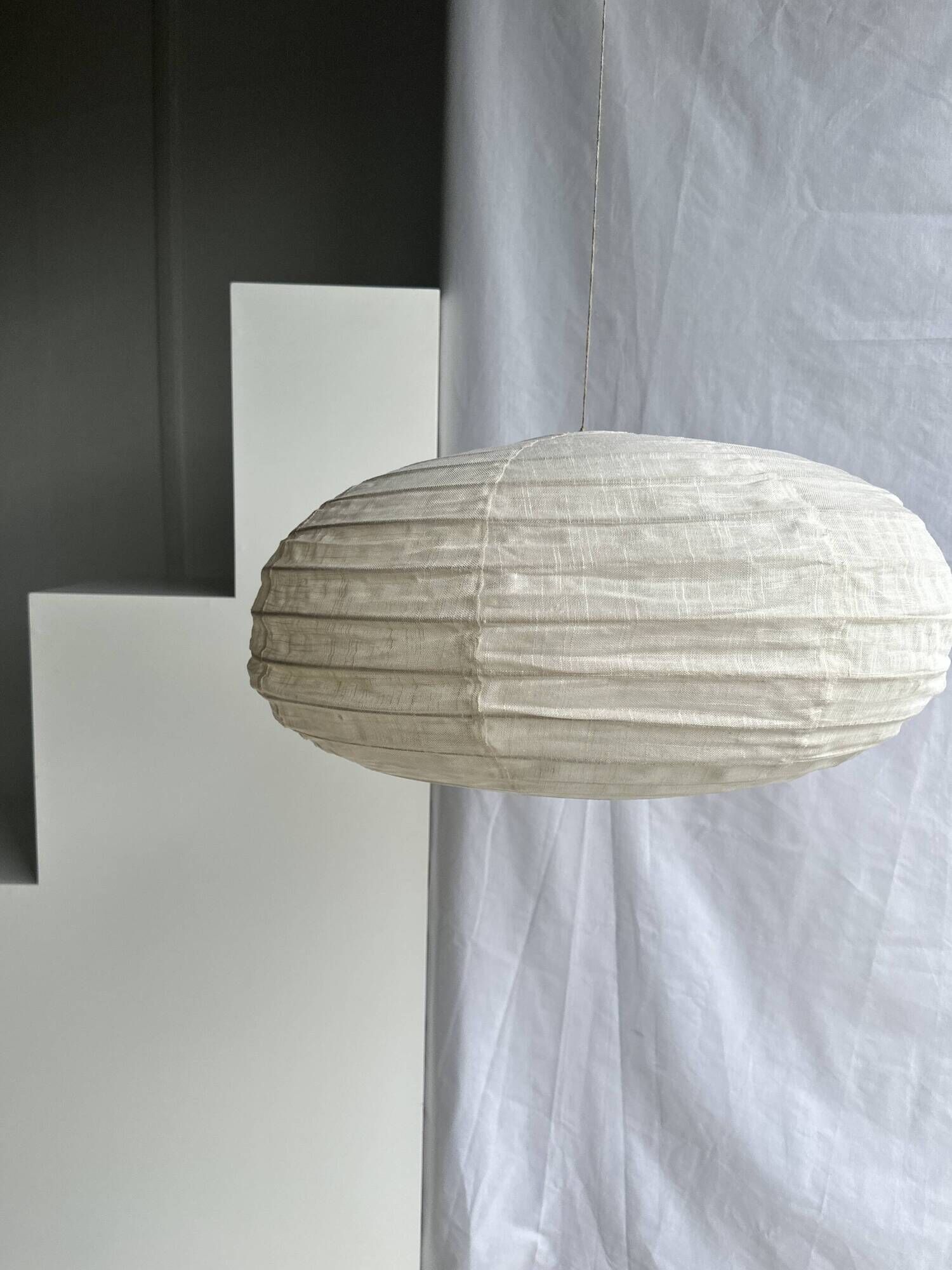 Large oval flat Japanese-style suspension in rattan and natural linen H35 D60.