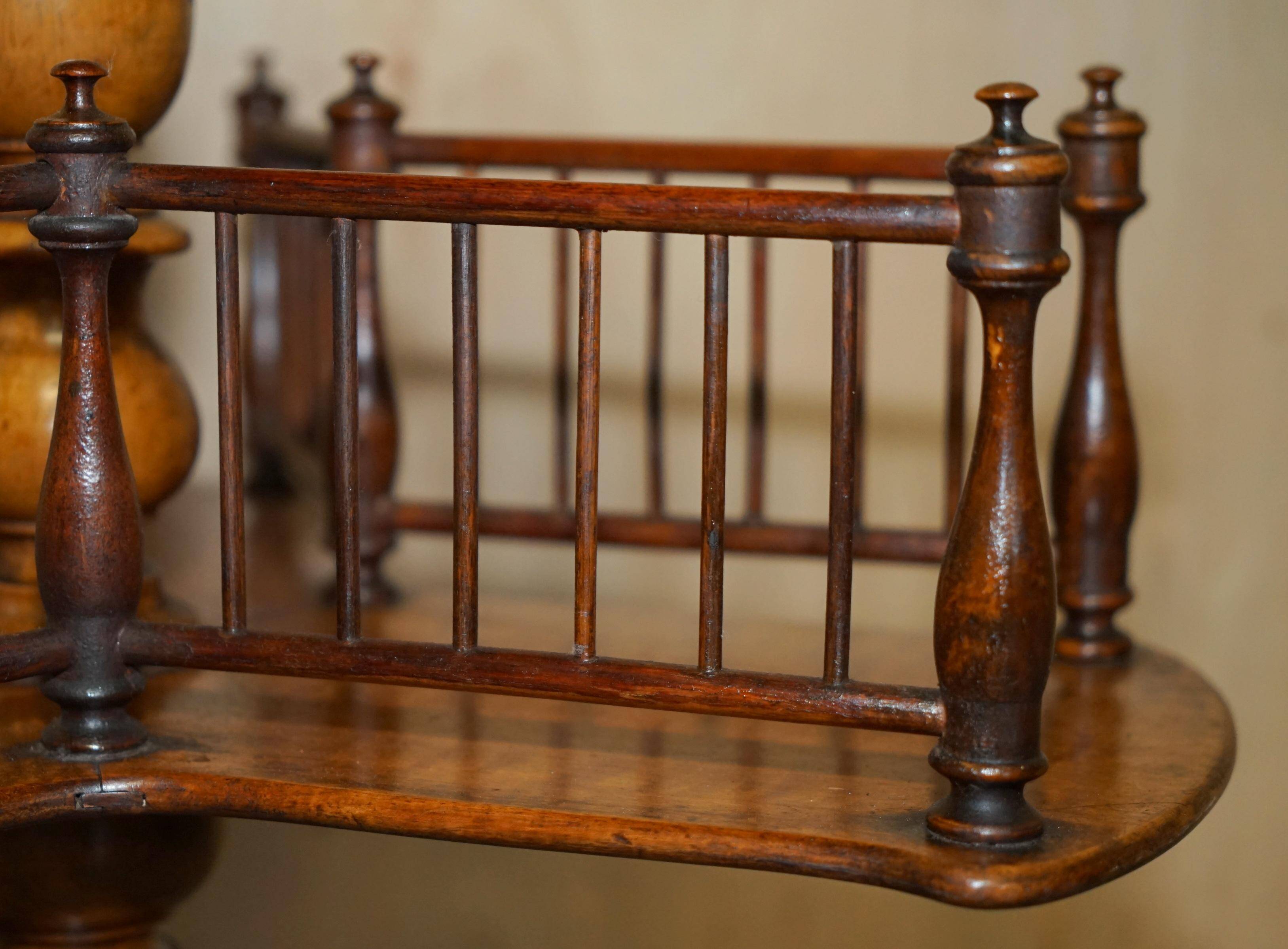Table bibliothèque tournante en noyer moucheté victorienne restaurée antique