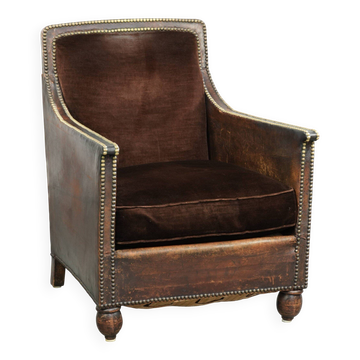 Fauteuil de design Art Déco fini en velours et équipé de clous décoratifs.