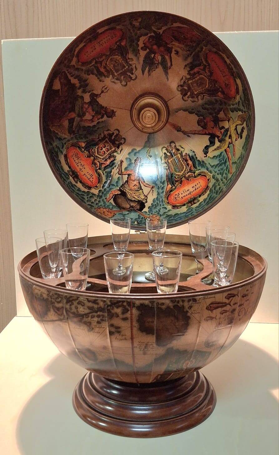 Mobile Bar Vintage à Forma di Mappamondo – Style Classico, Avril