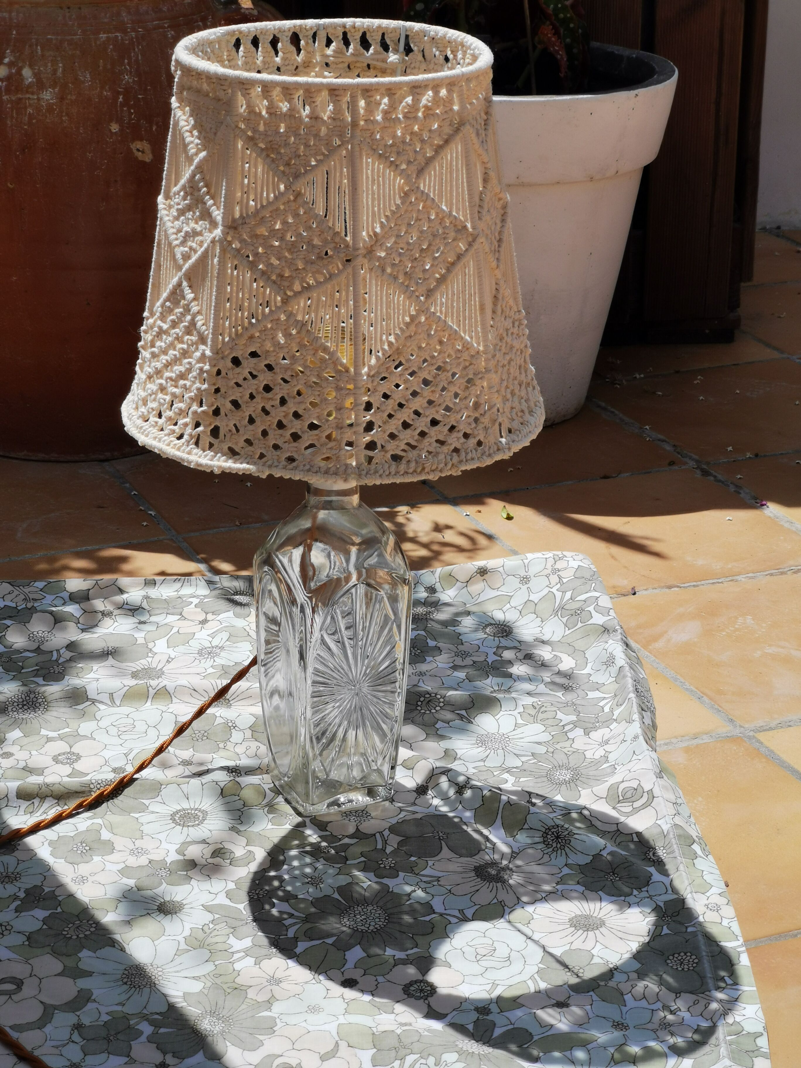 Lampe à poser, pied en verre et abat-jour en crochet années 70