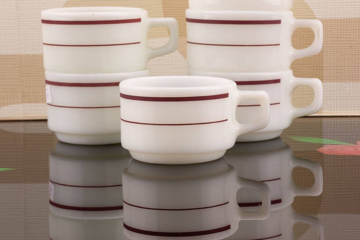 6 vintage Pyrex tableware cups USA - opaline glass with burgundy band - 1970s