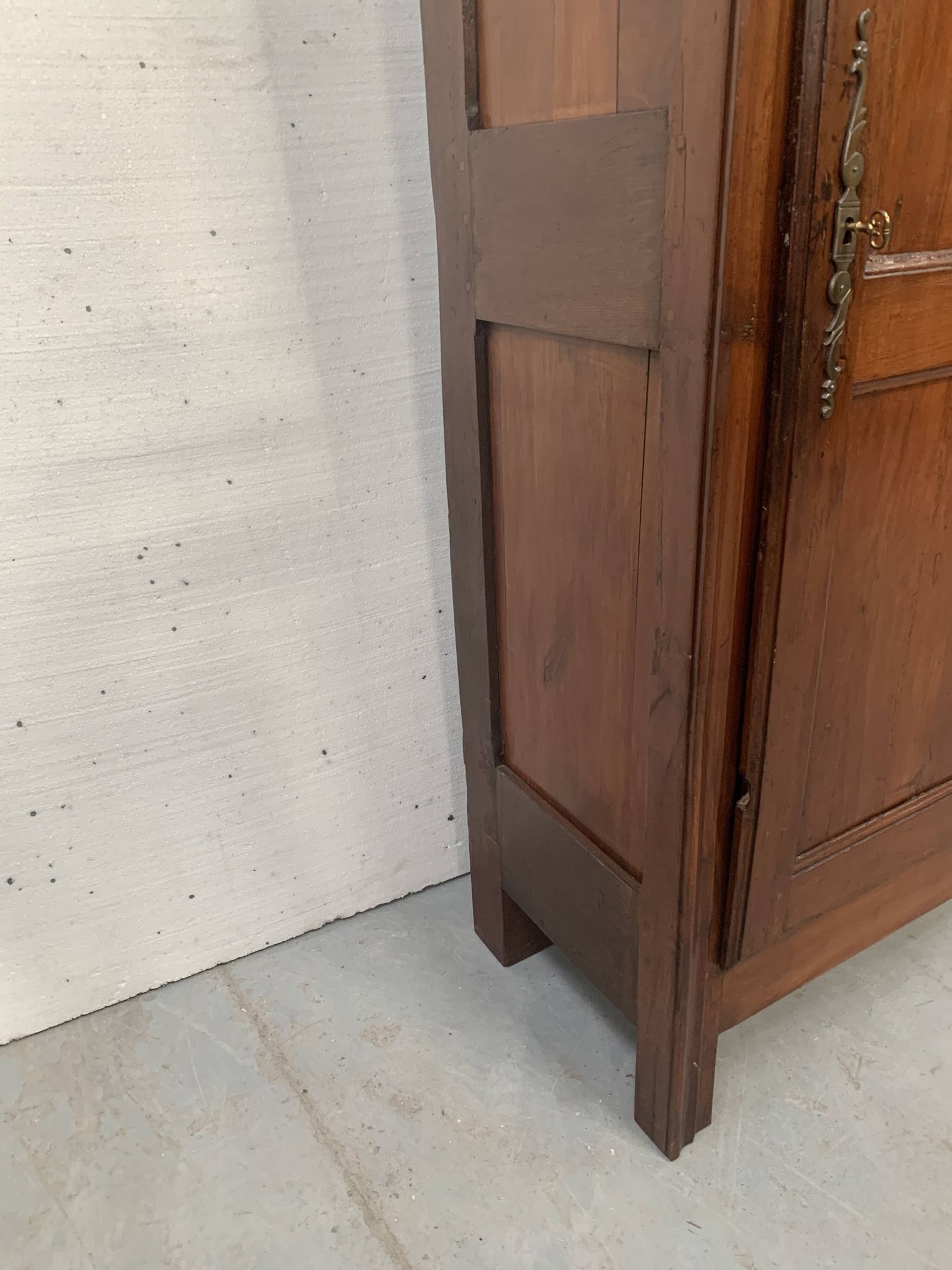 Bonnetière de style Louis Philippe en merisier massif XIX siècle