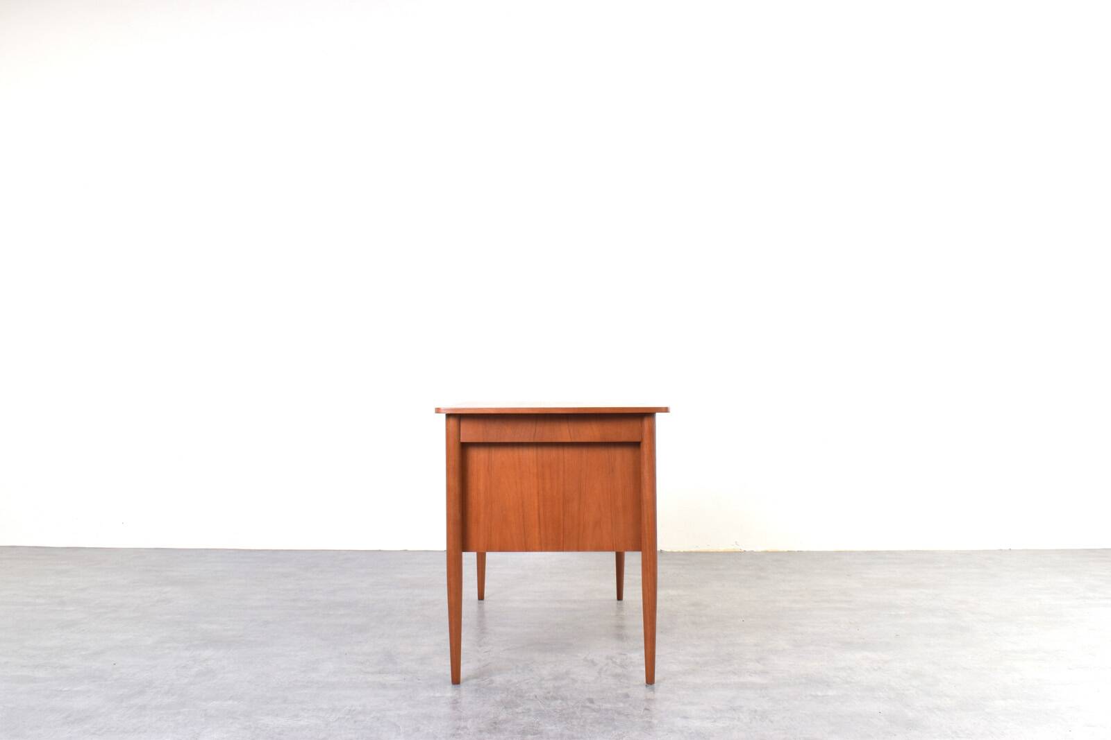 Bureau en teck danois des années 1960.