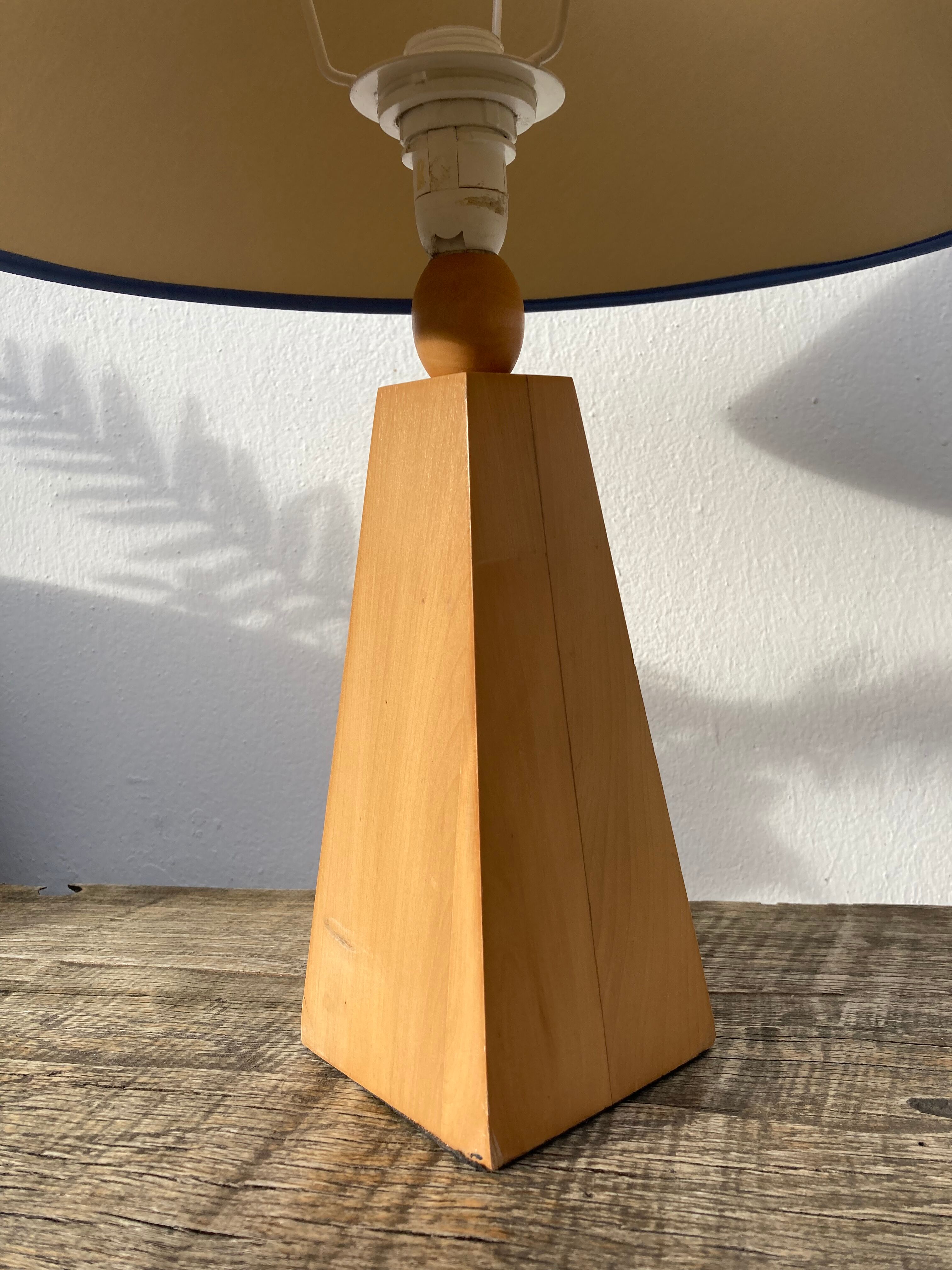 Lampe pyramide 80 en bois et abat jour bleu