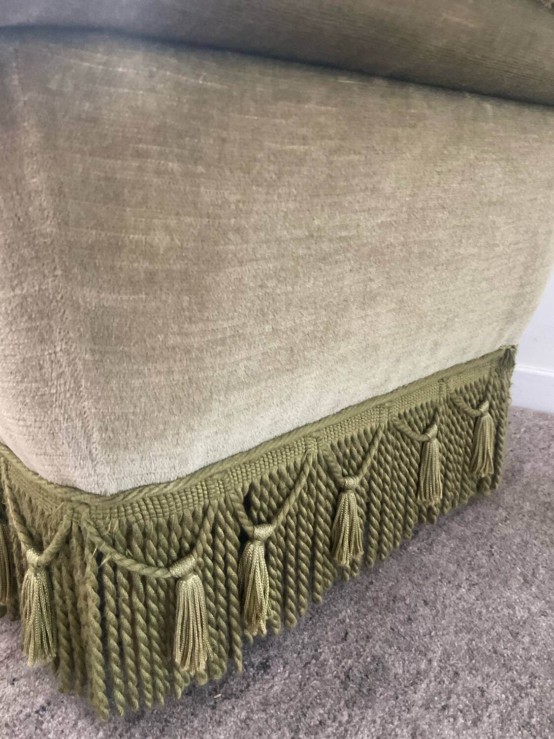 Pouf, ottoman XL vintage en velours vert à franges