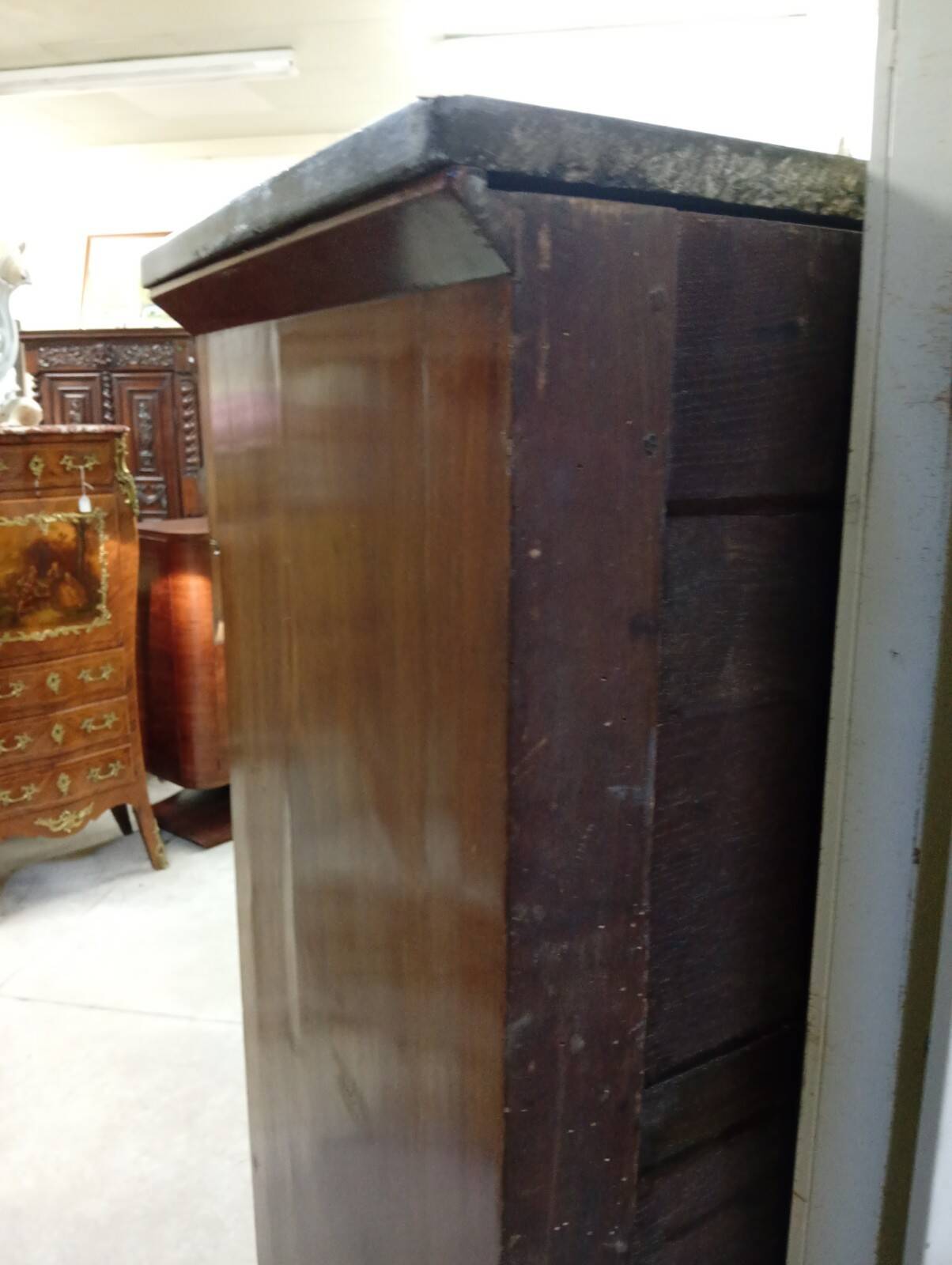 Mahogany chest of drawers – Empire / Restoration period – Black marble and bronze