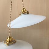 Paire de suspensions vintage en opaline blanche
