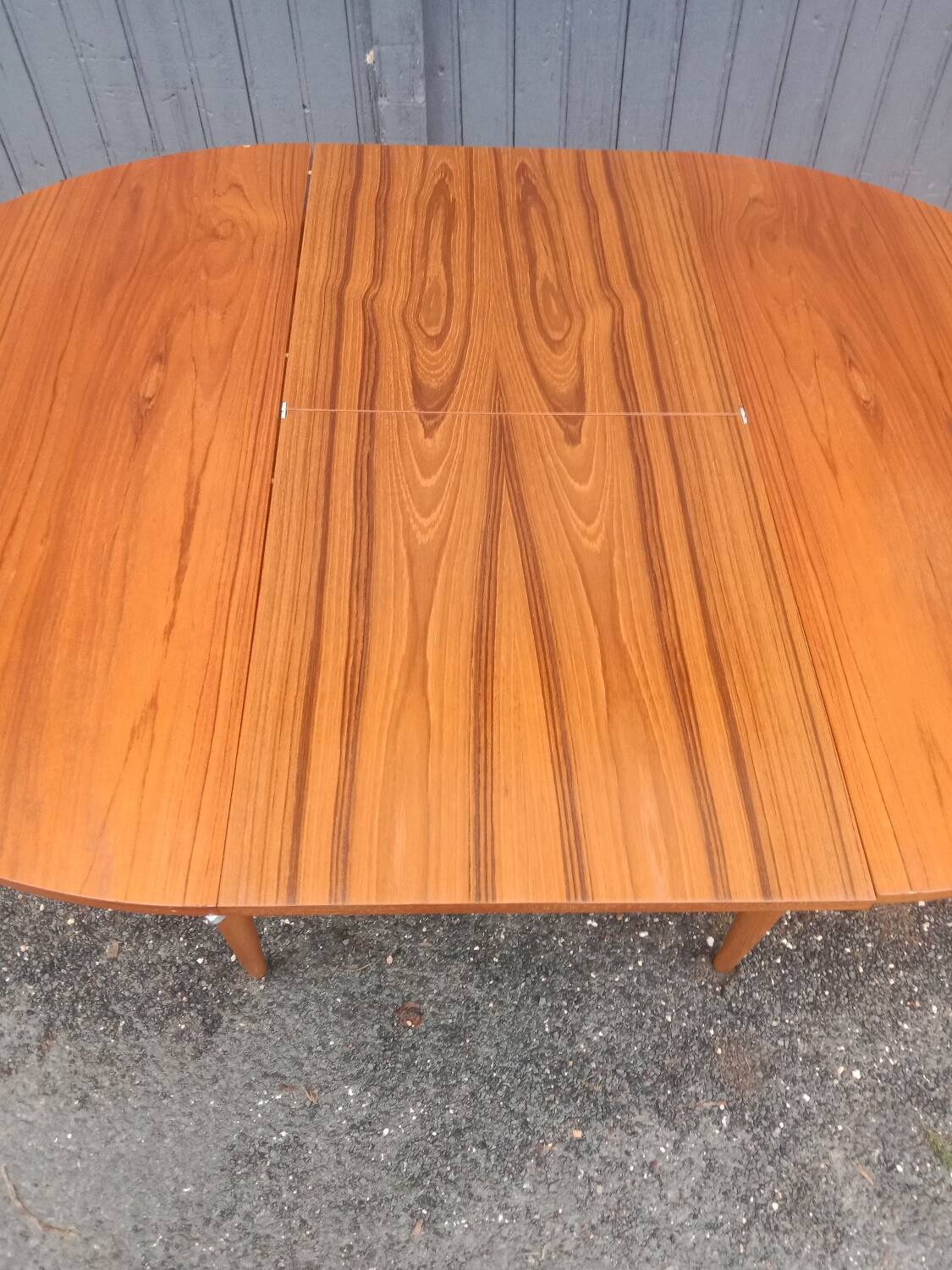 Extendable Scandinavian table