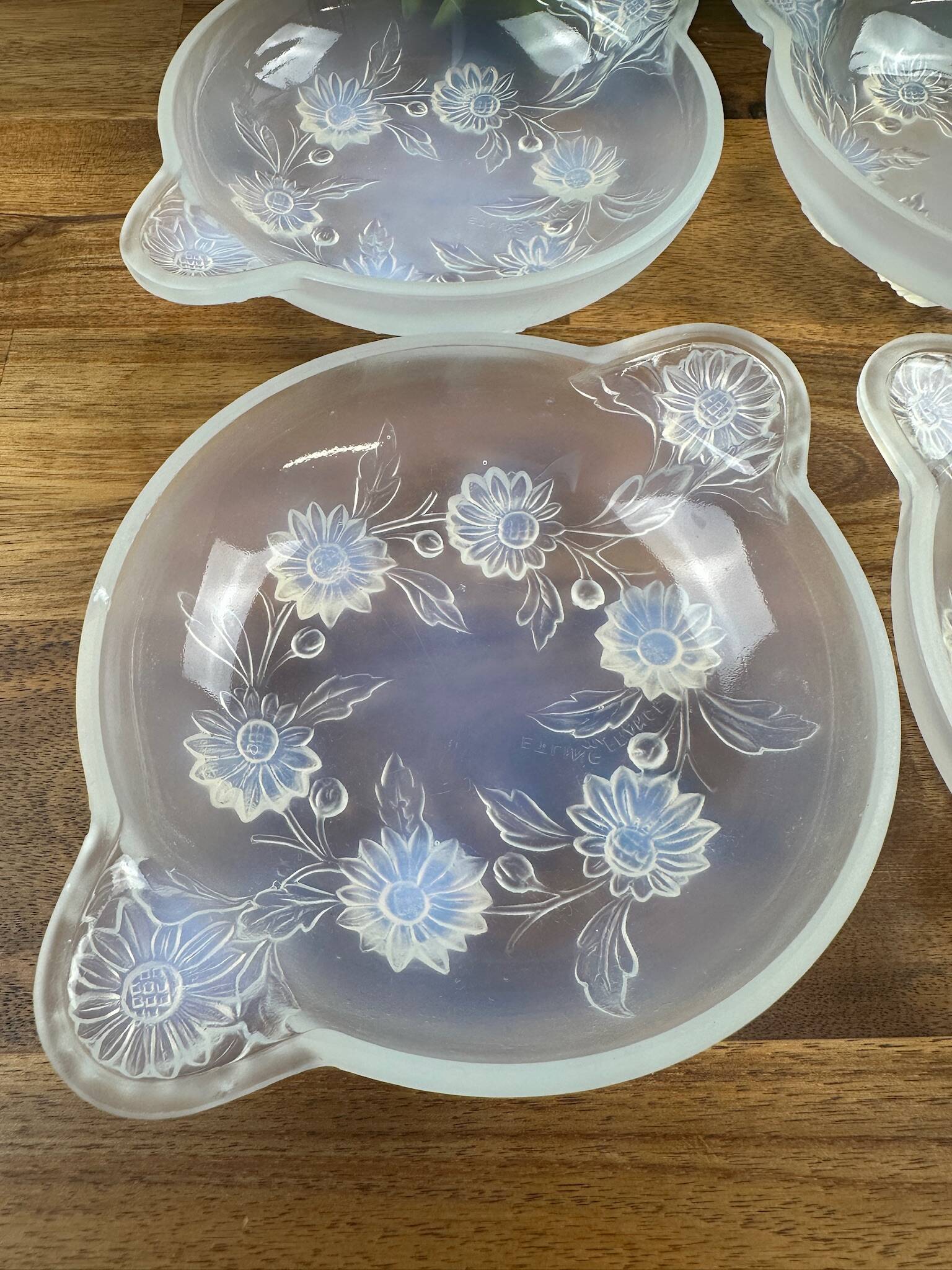 Set of 4 Art Deco bowls model DAHLIA – moulded glass signed ETLING