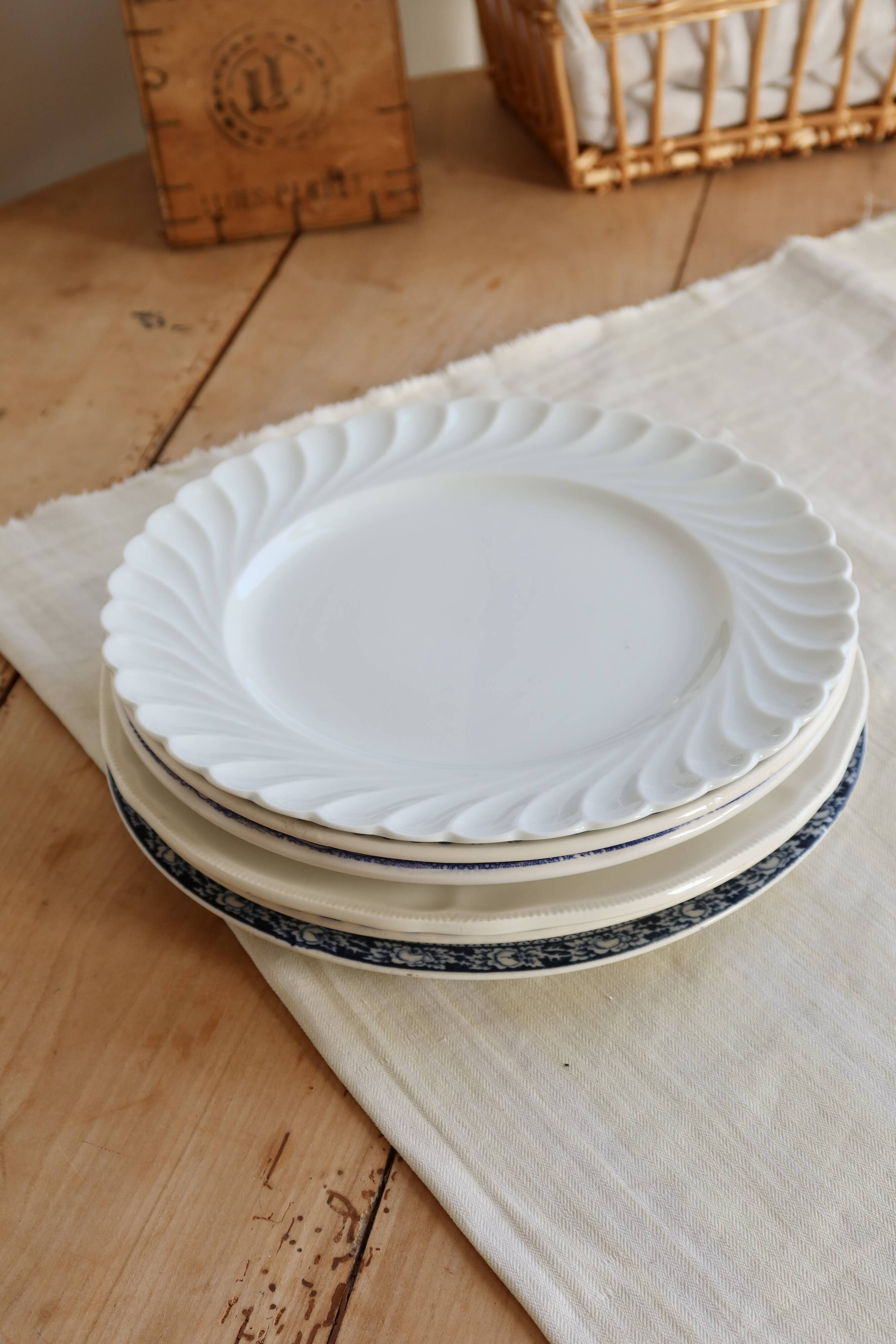 6 mismatched antique blue and white dinner plates – earthenware, porcelain