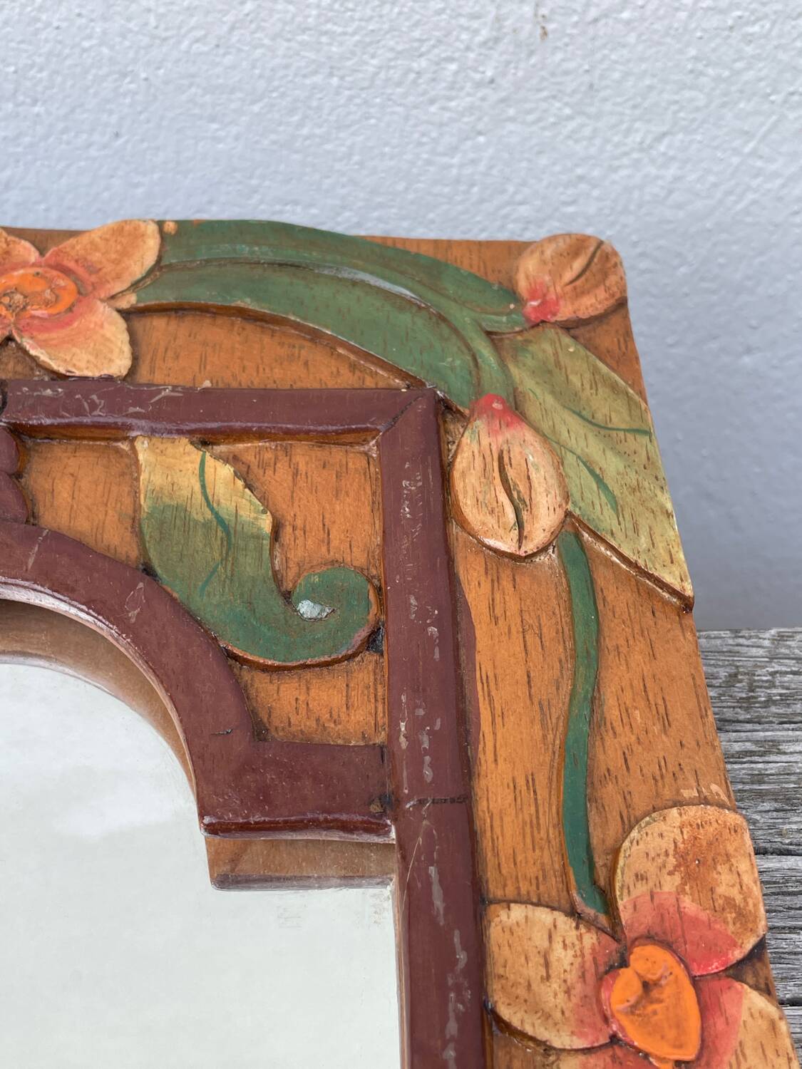Miroir en bois, sculpté à décor de fleurs