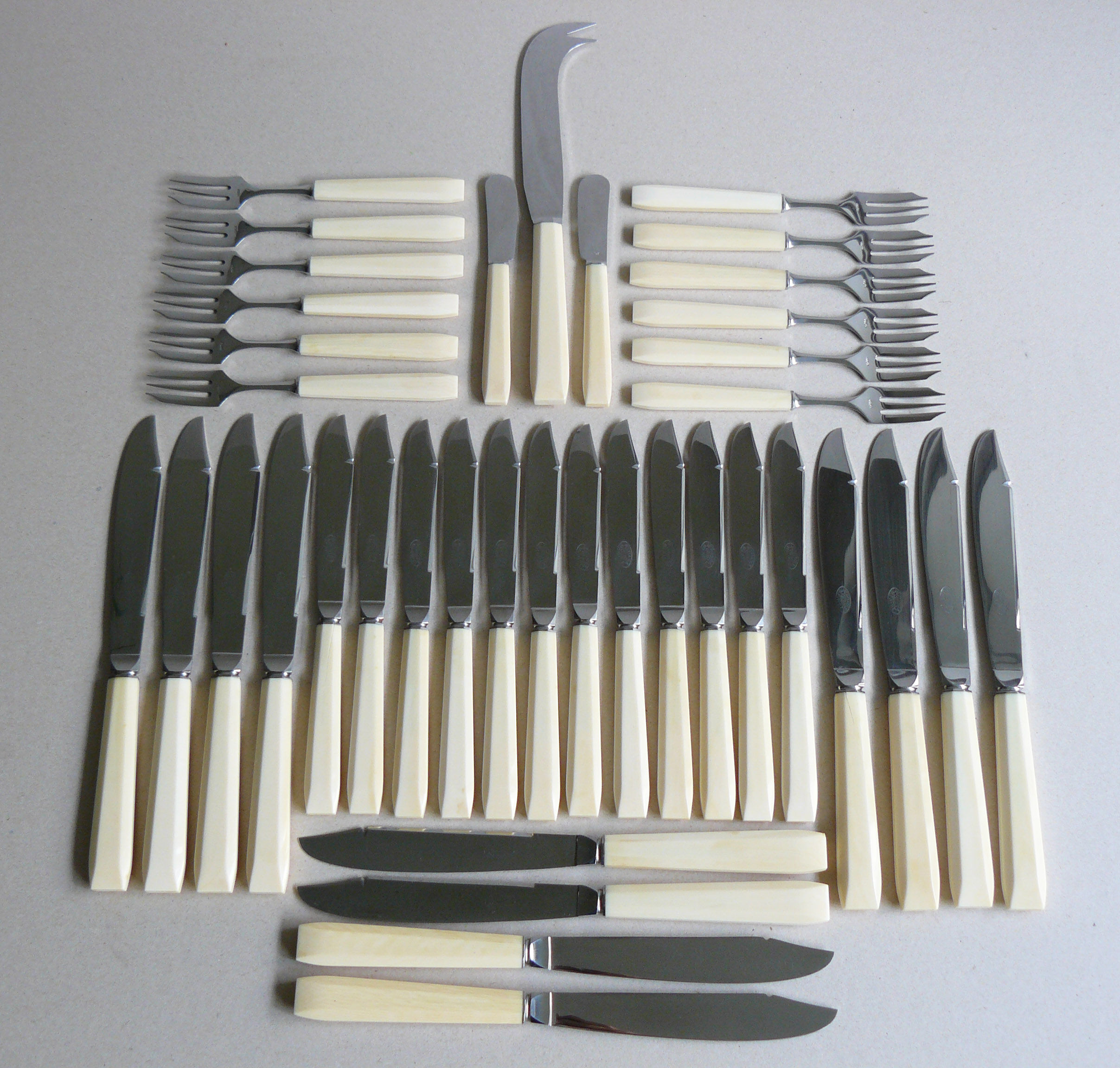 Housewife of Bakelite knives and service cutlery