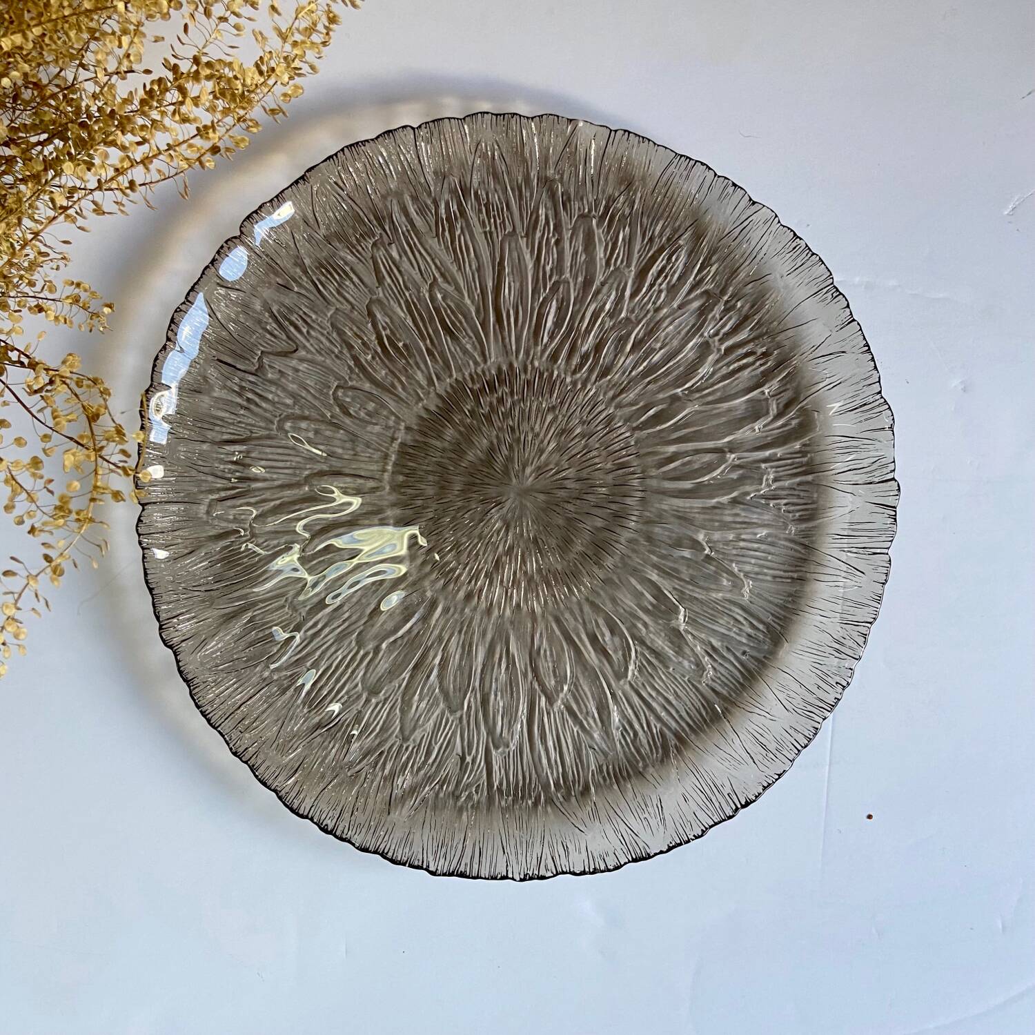 5 assiettes Arcoroc verre fumé fleur