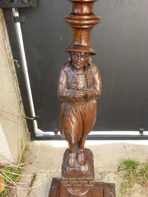 Wooden saddle with statuette, Breton figure, ancient and chiseled, Henri II style