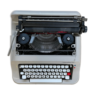 Underwood 319 typewriter made for Olivetti.