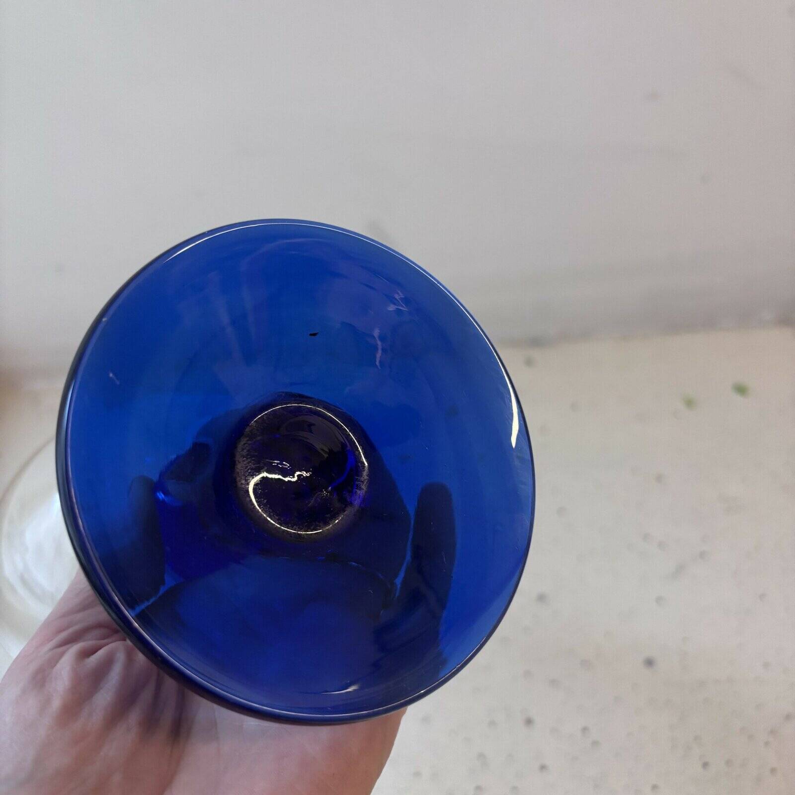 Carafe en verre bleu