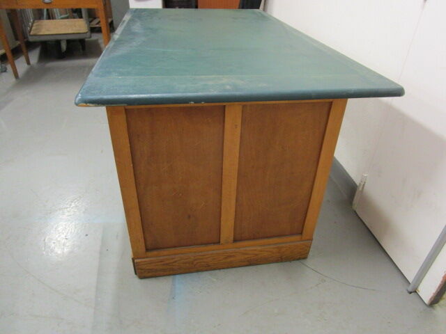 Bureau d'administration a caissons ancien en chêne