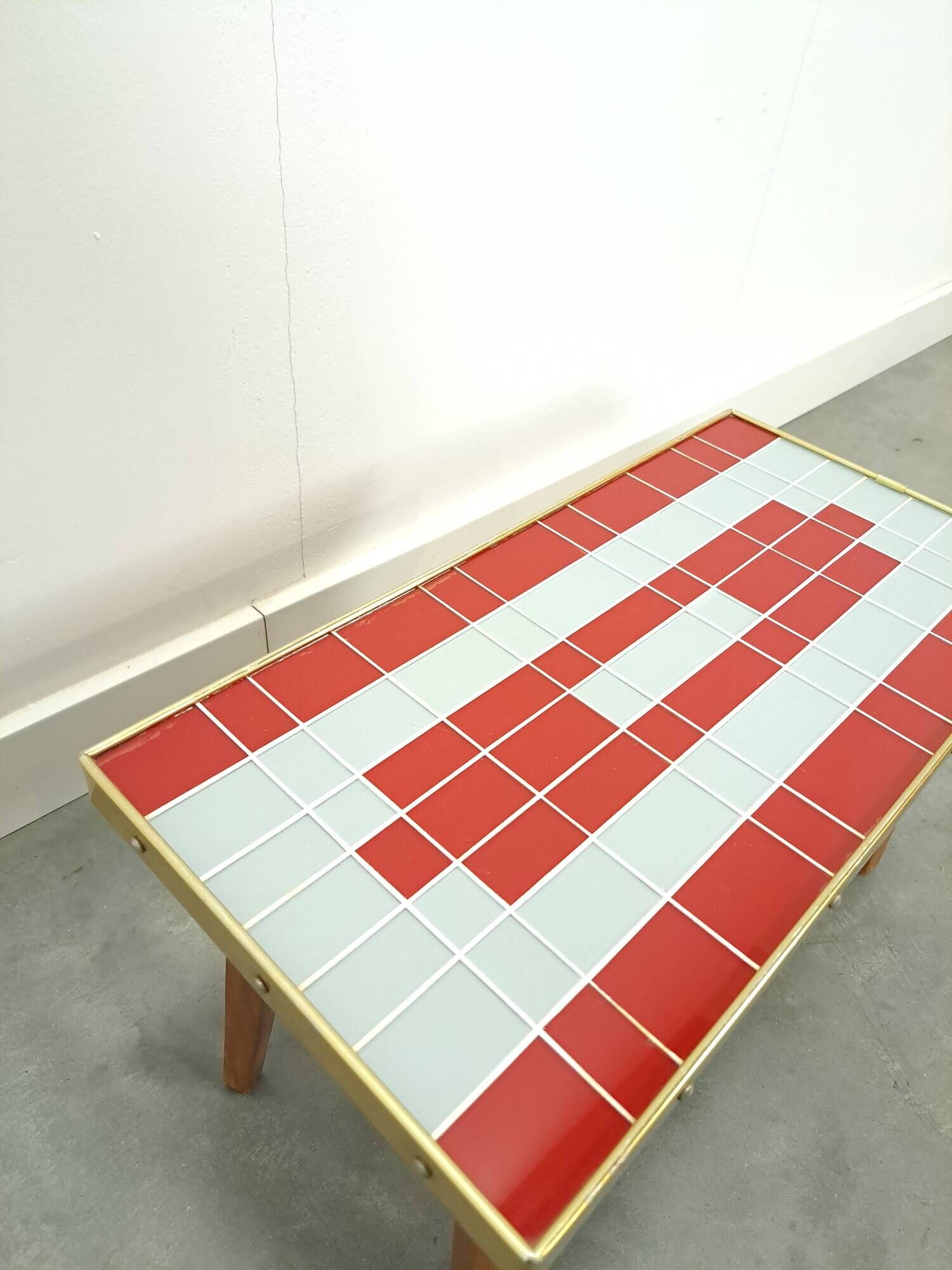 Table d'appoint design Hellerau à damier avec verre et bord doré No. 15