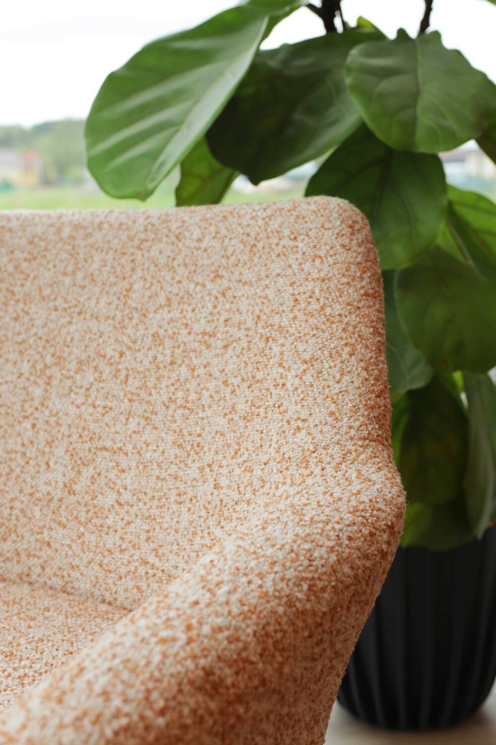 2 fauteuils en tissu bouclé blanc et orange, 1960