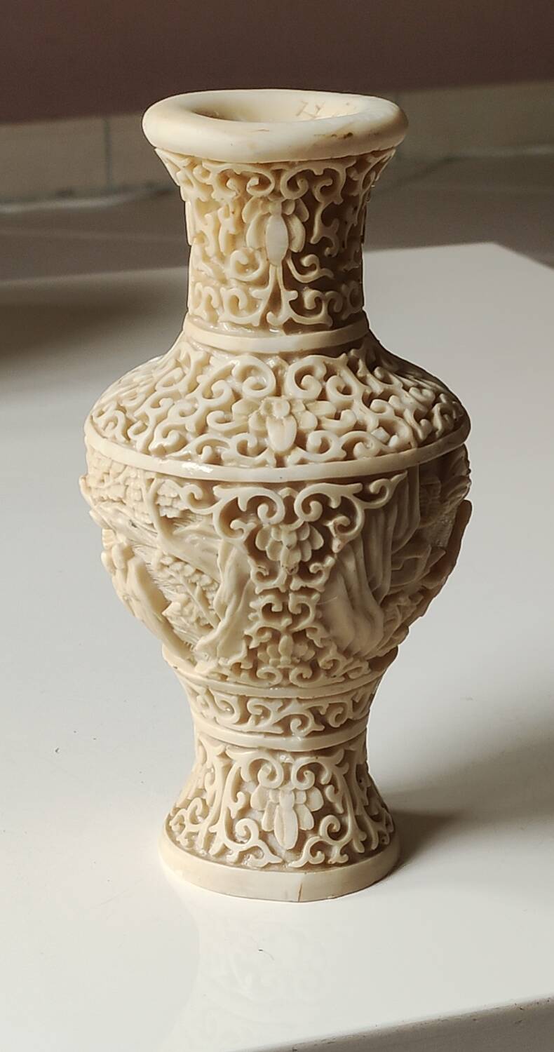 Chinese Baluster Vase. In beige cinnabar lacquer. Dimensions: 17 x 9 cm