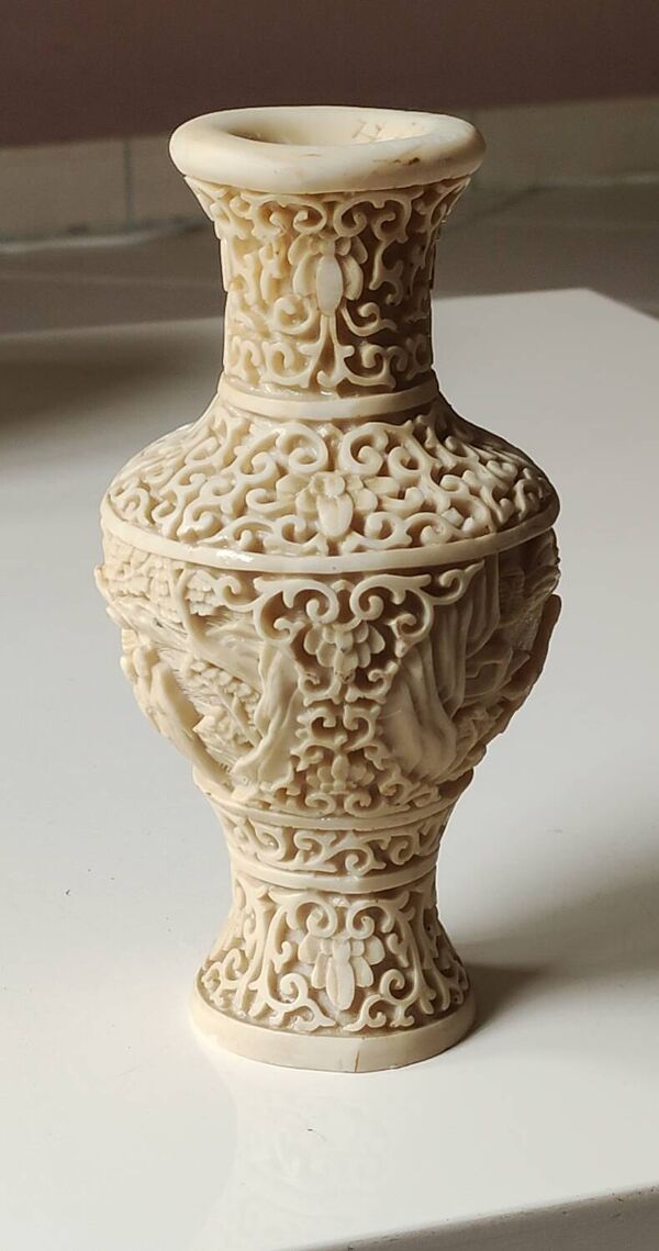 Vase balustre chinois en laque de cinabre beige