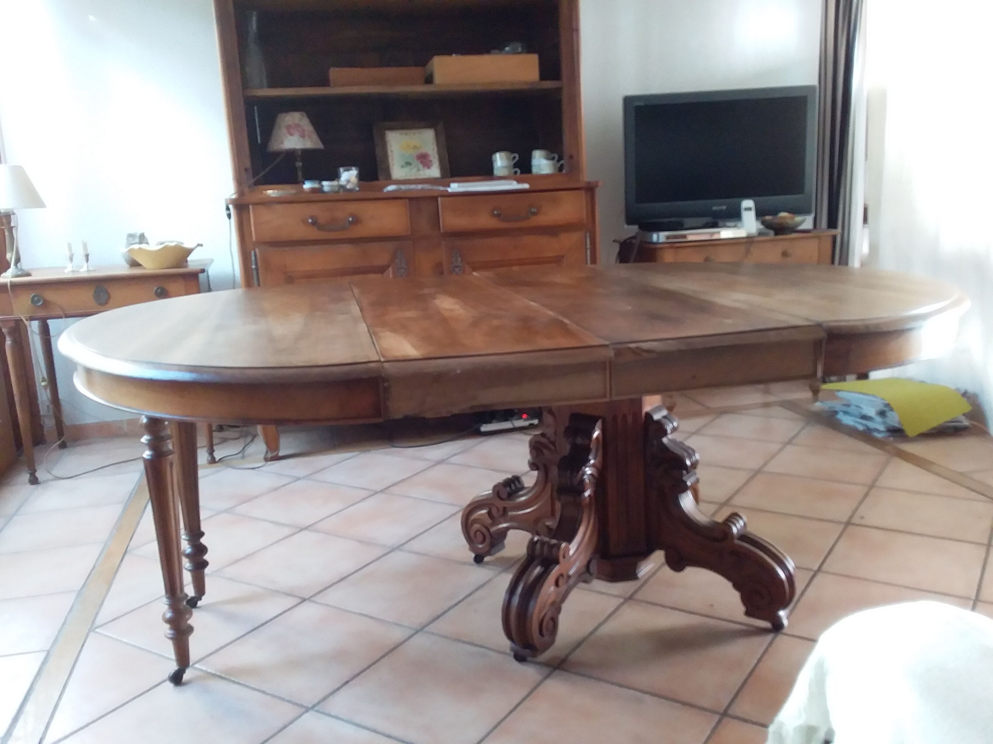 Old table slightly oval cherry tree with central foot with 2 extensions