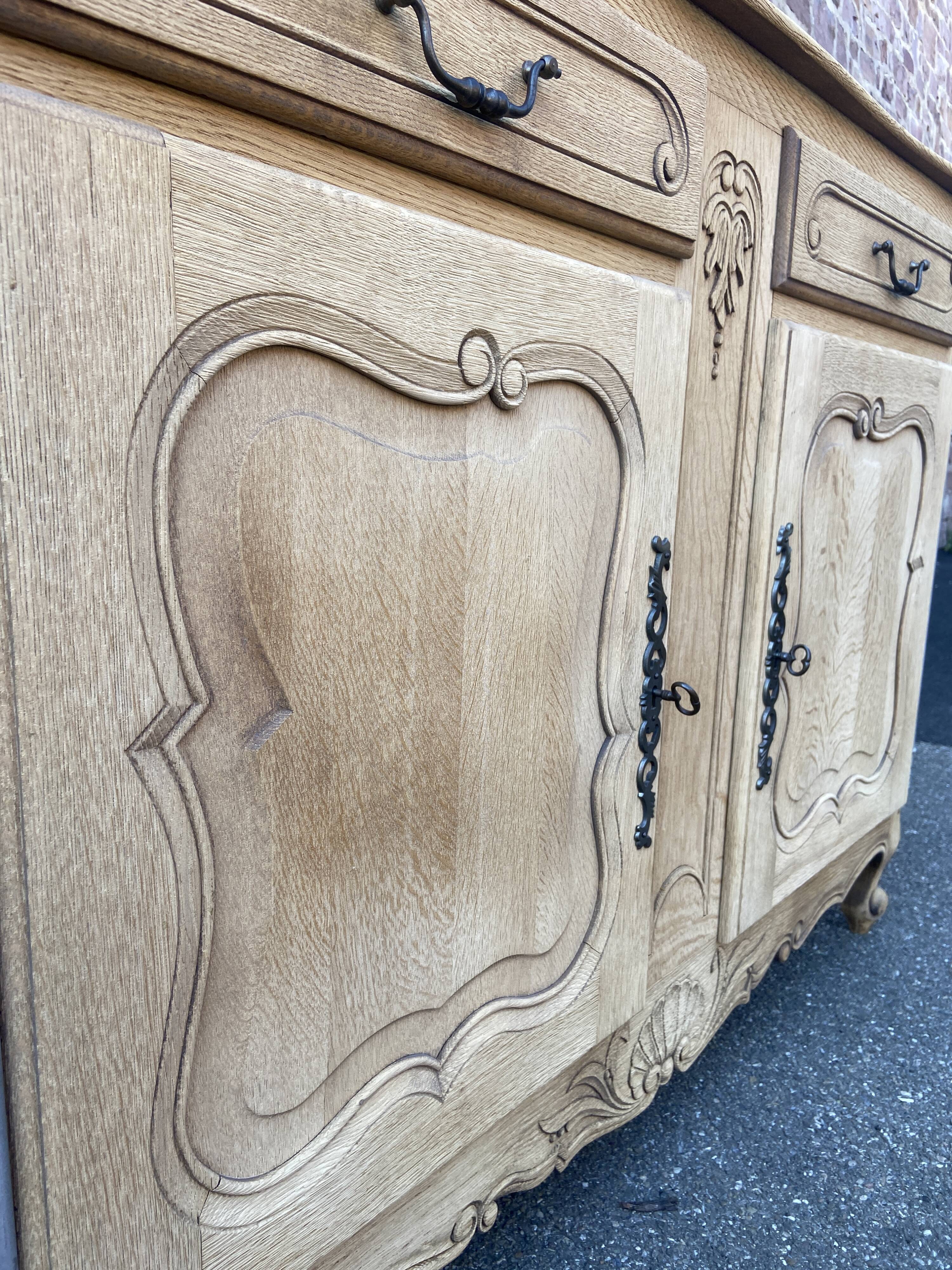Buffet Baroque Louis XV in natural oak
