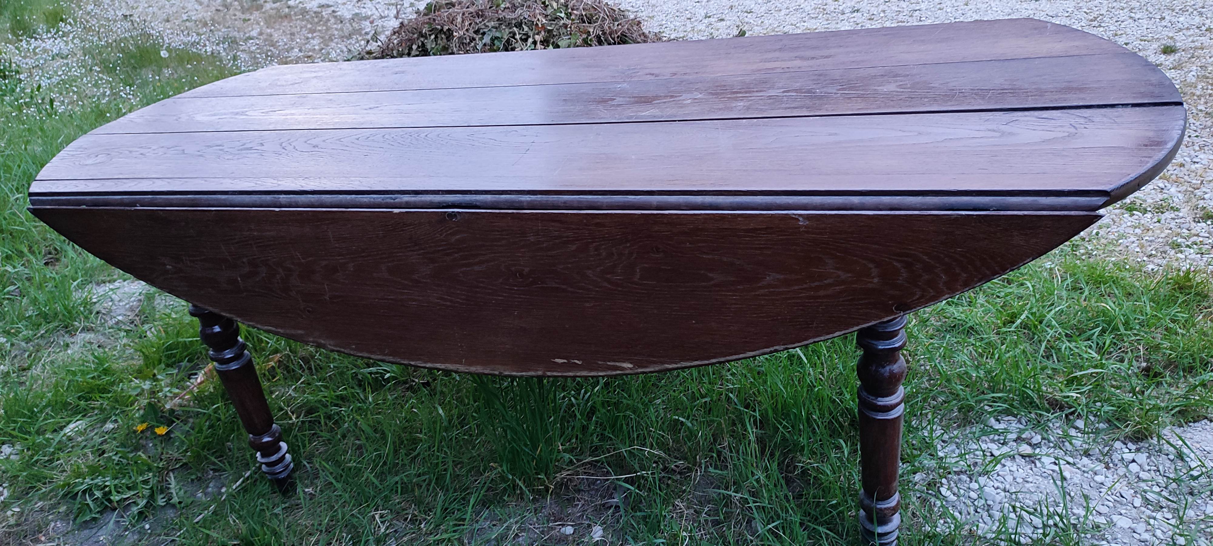 Large table with oval oak shutters 190cm