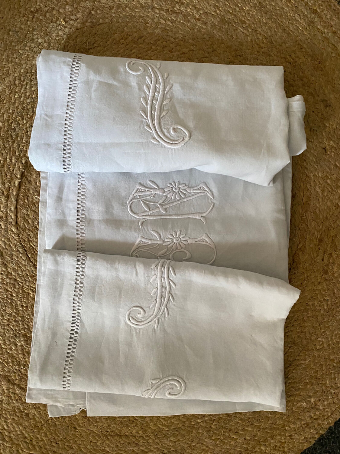 Drap ancien en fil de coton monogramme et brodé .