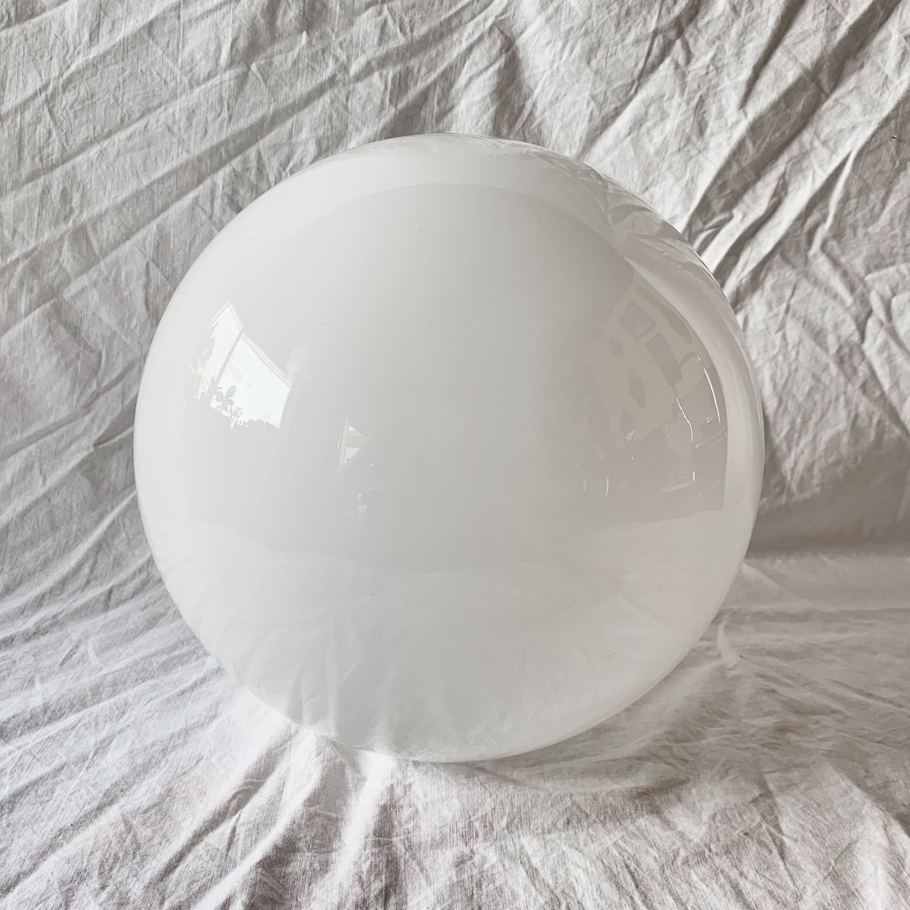 Globe boule vintage en opaline blanche - 28 cm