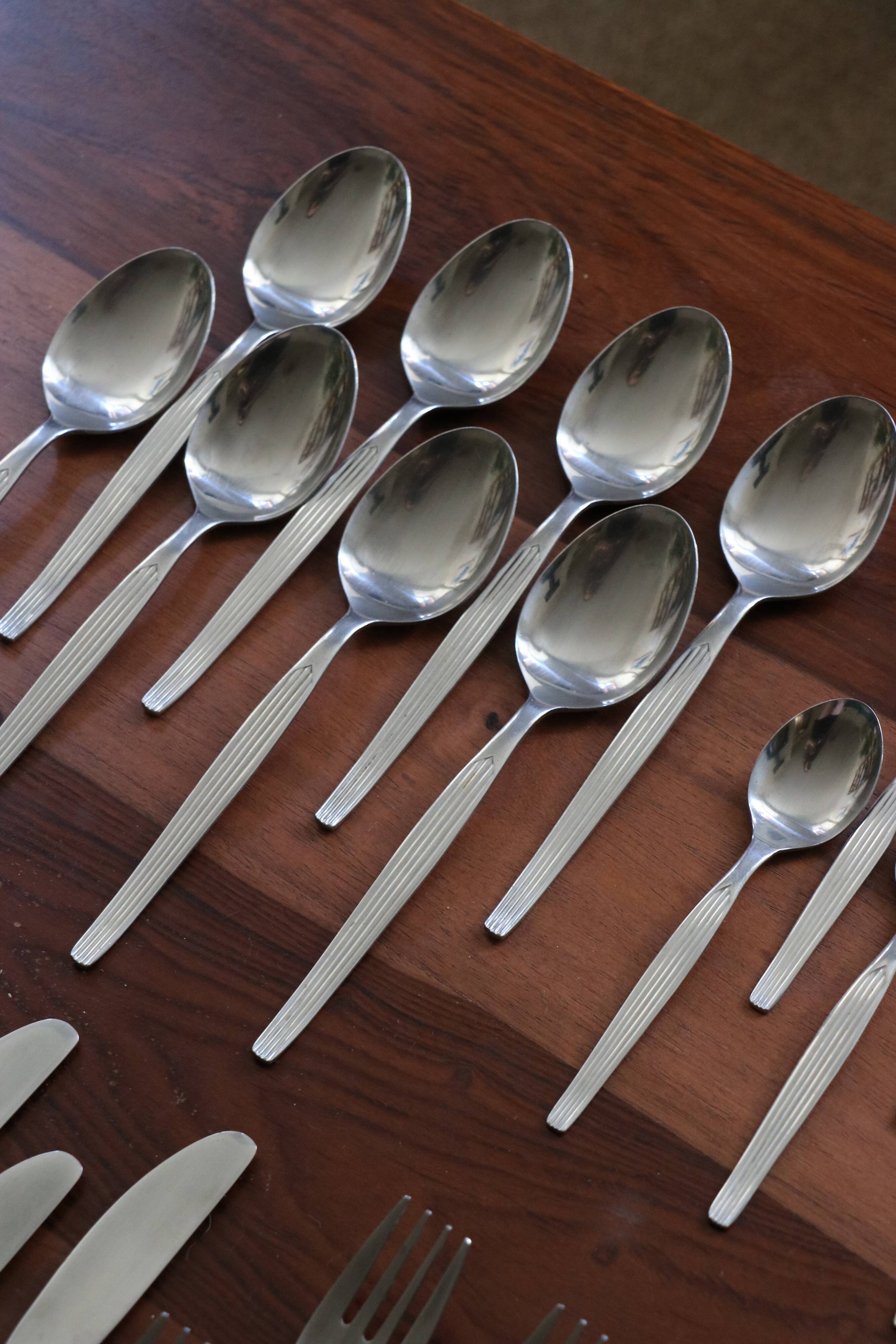 32-piece retro cutlery set, Japanese steel