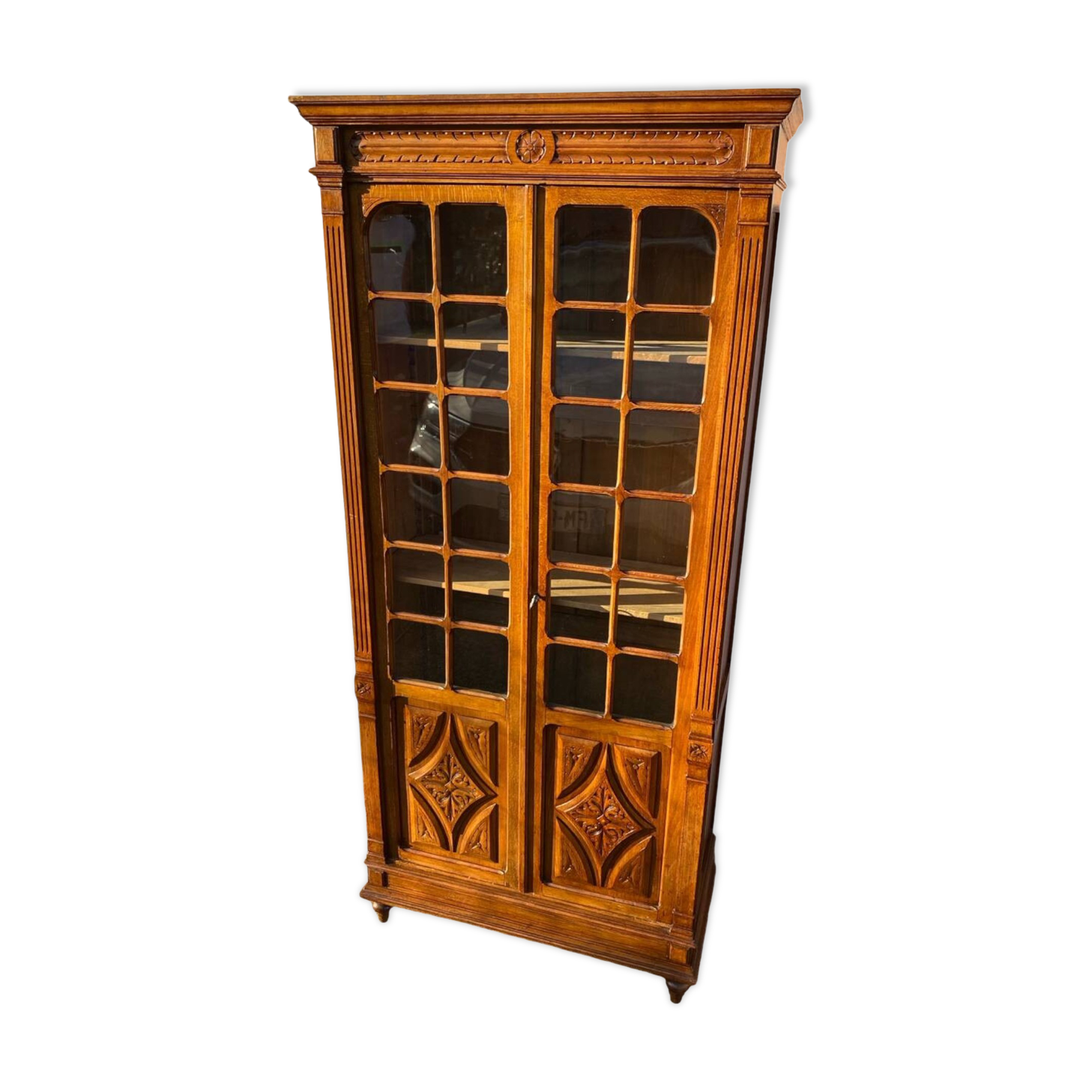 Display case: 2-door bookcase