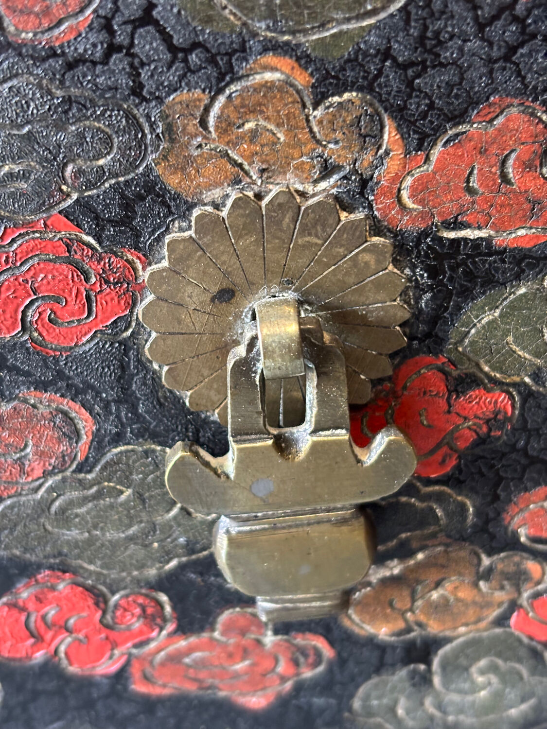 Antique Chinese cabinet in black and red lacquered wood – painted decoration on