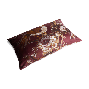 Coussins bordeaux motifs