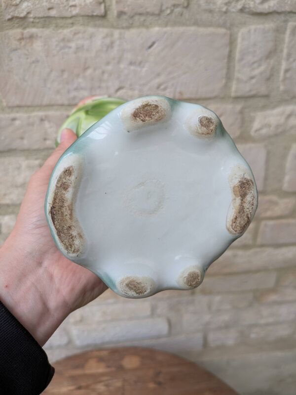 Ancien grand vase en barbotine à décor d'anémones Saint Clément H30cm