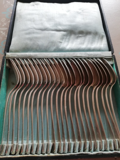 Vintage housewife of 24 covered white metal in their case