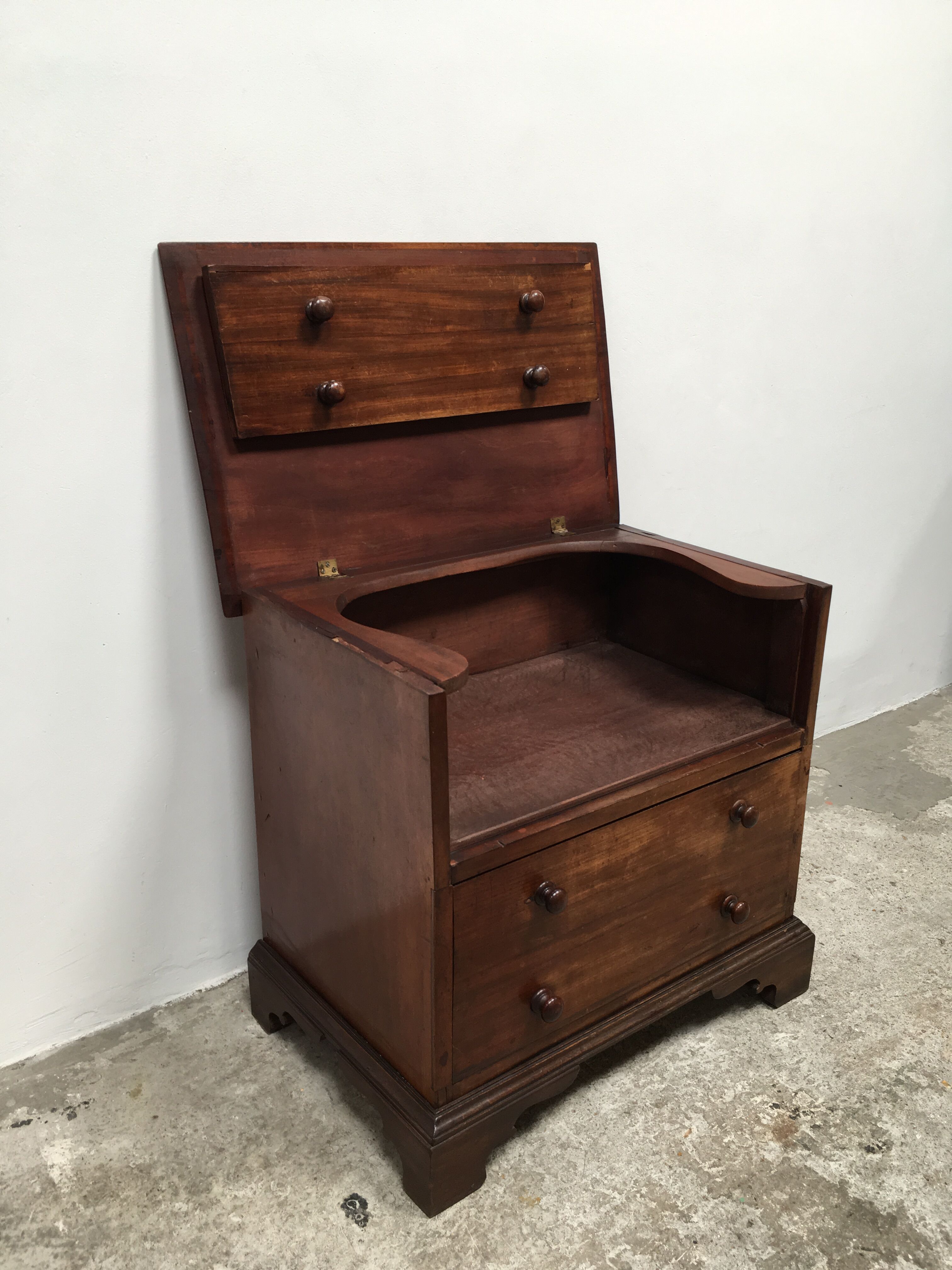 Dresser chest military siege