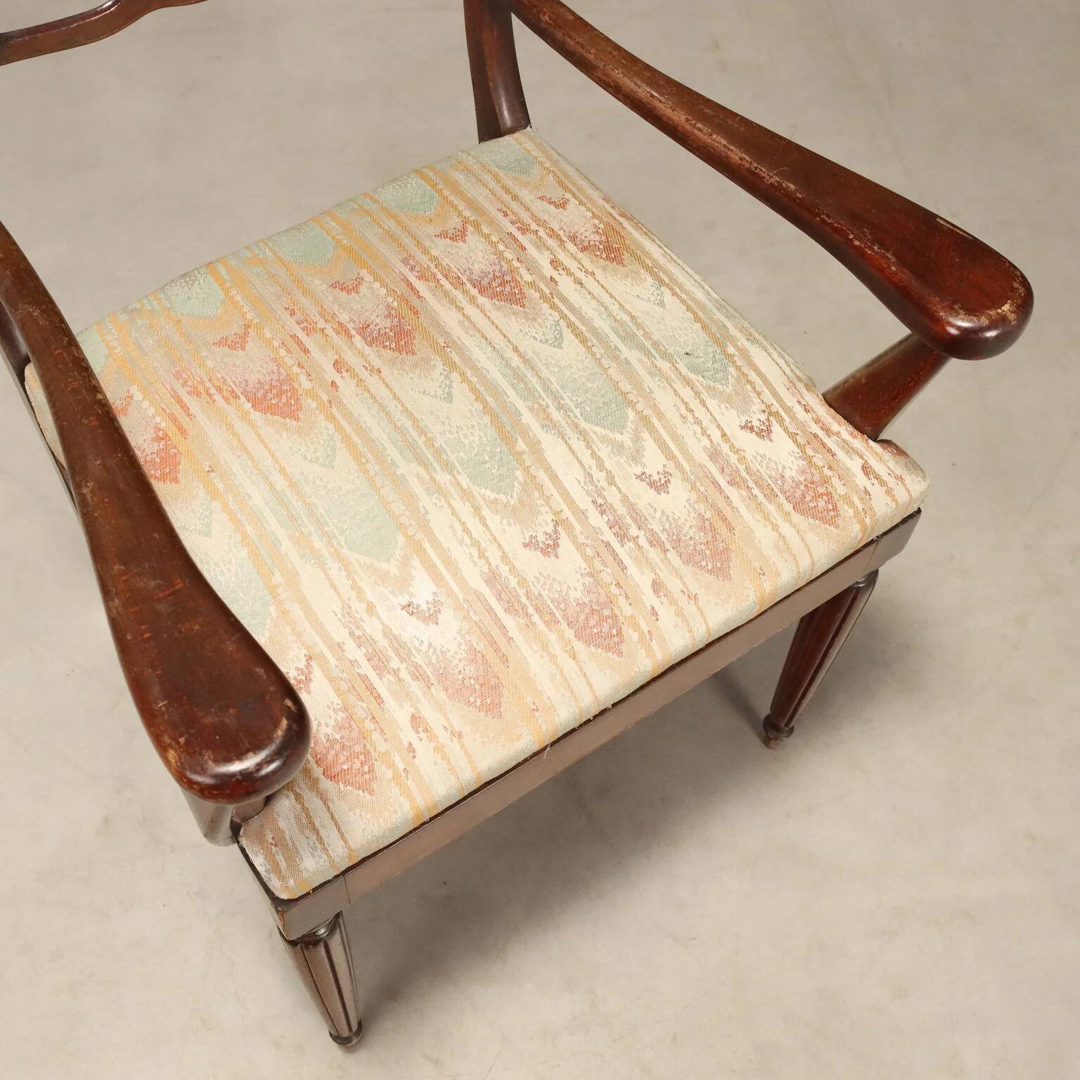 Fauteuil ancien en hêtre teinté acajou, Italie, XXe siècle