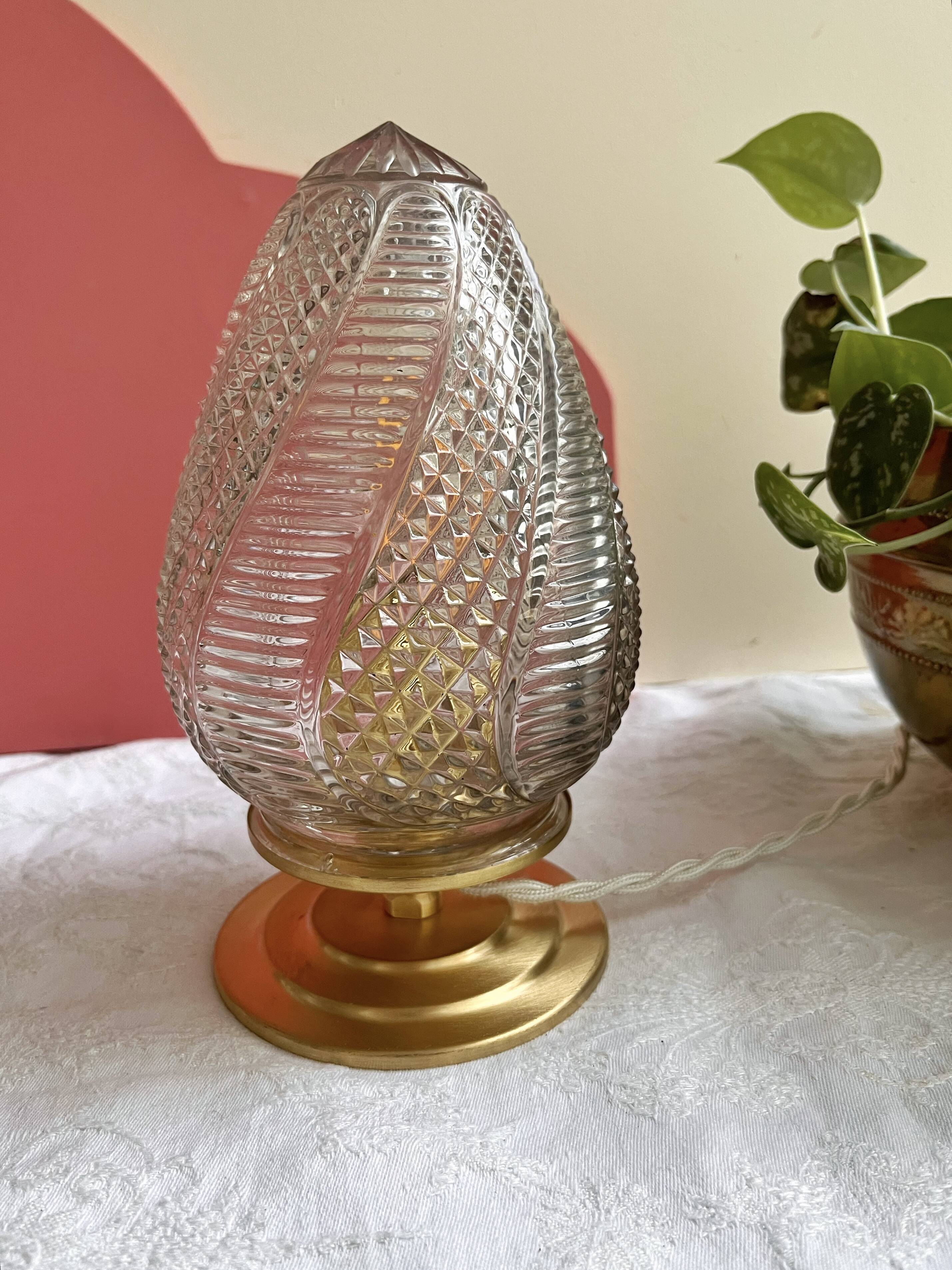 Vintage table lamp in chiseled glass - ogive glass globe