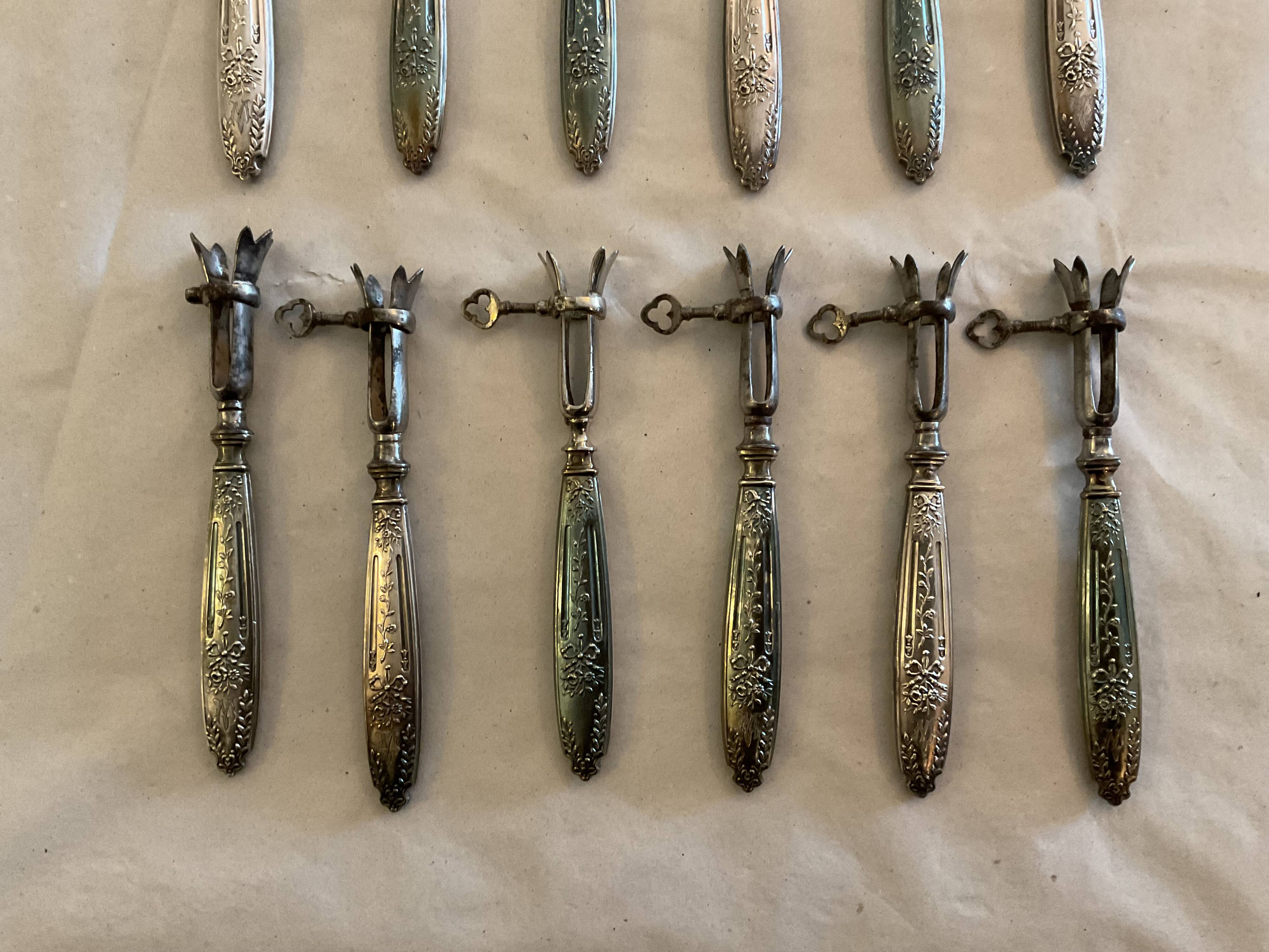 12 rib sleeves. Solid silver-filled handles. France