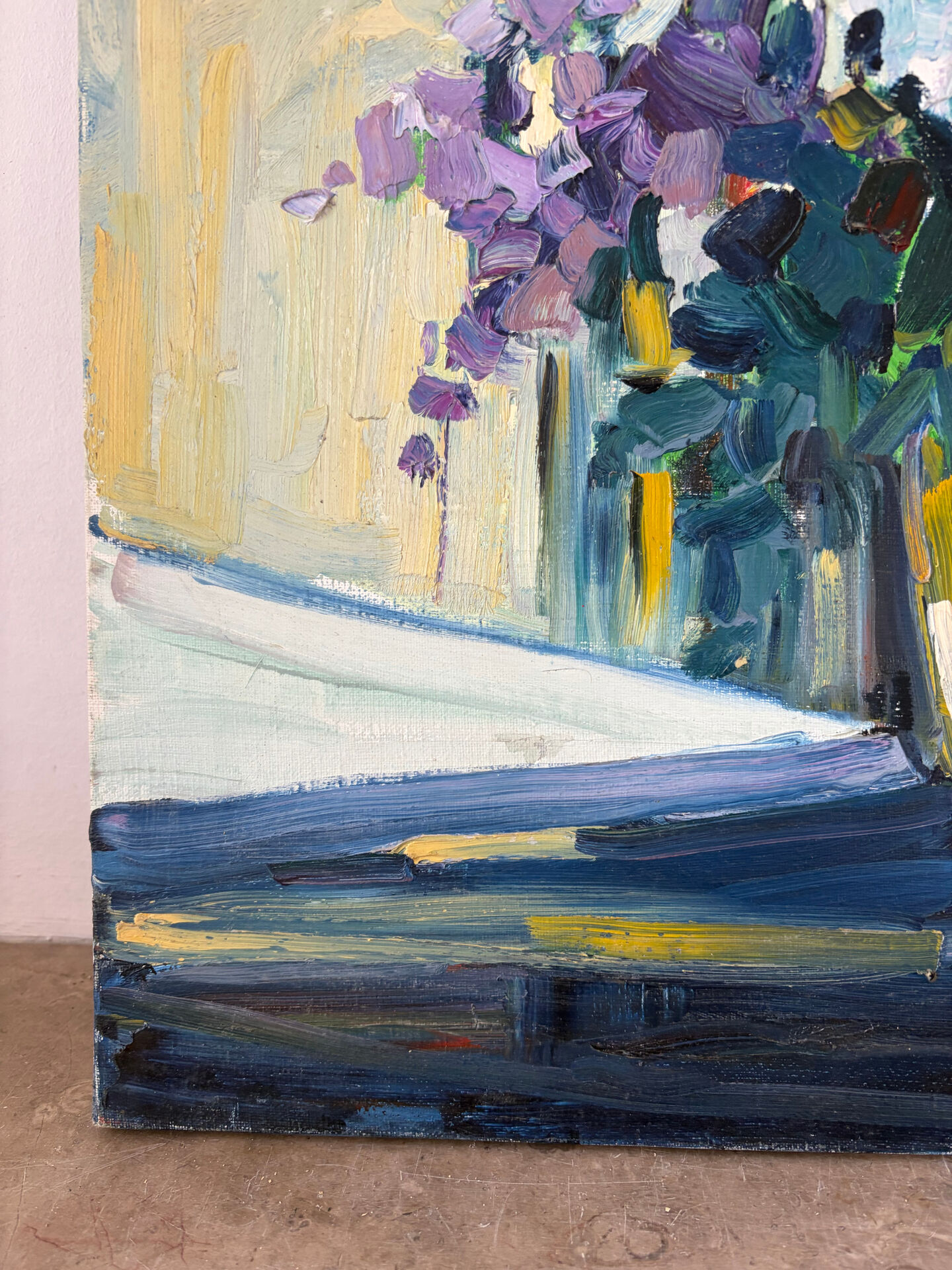 Violet bouquet at the window, oil on canvas signed Lilas Paumier.