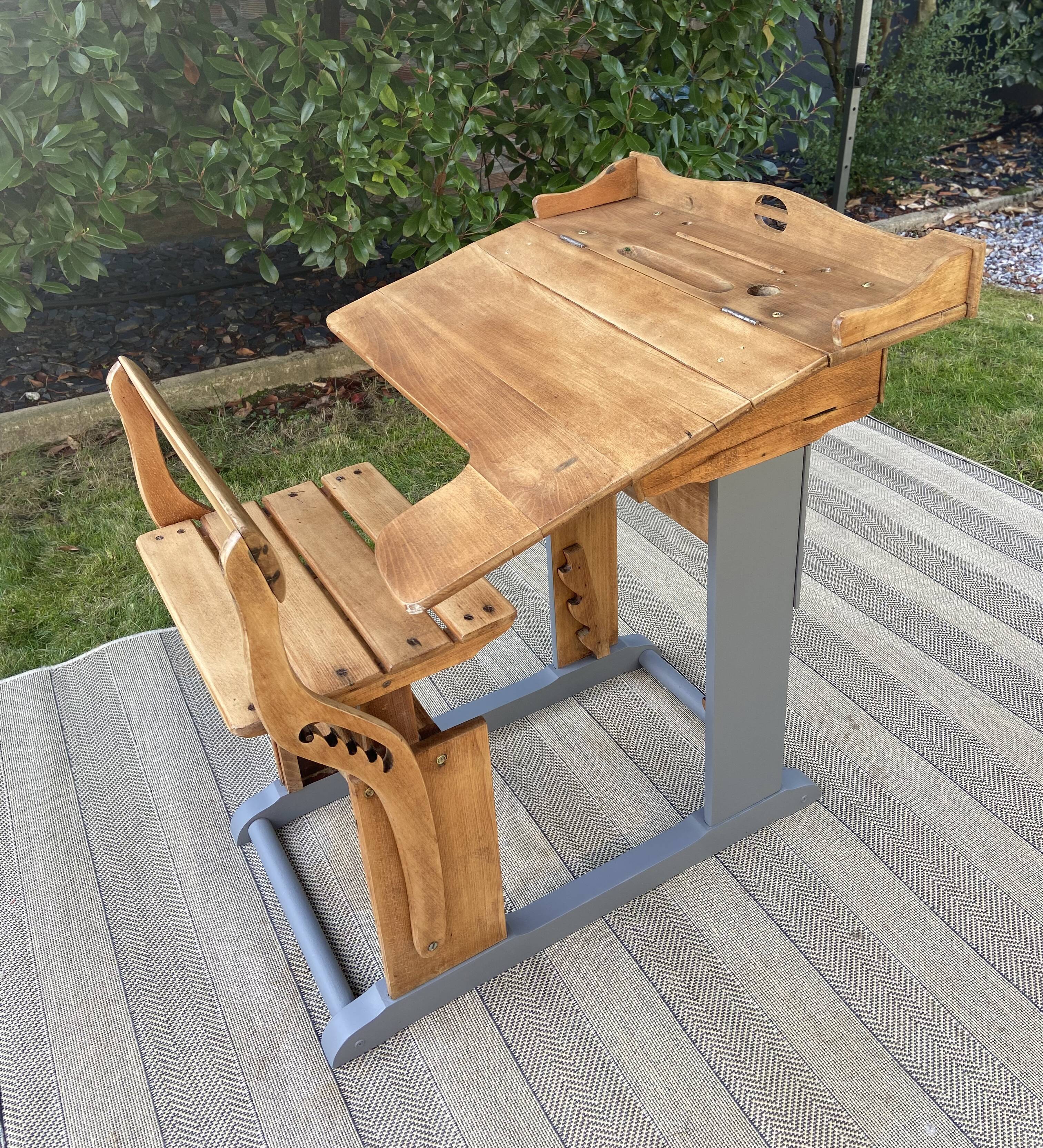 School desk with height-adjustable seat