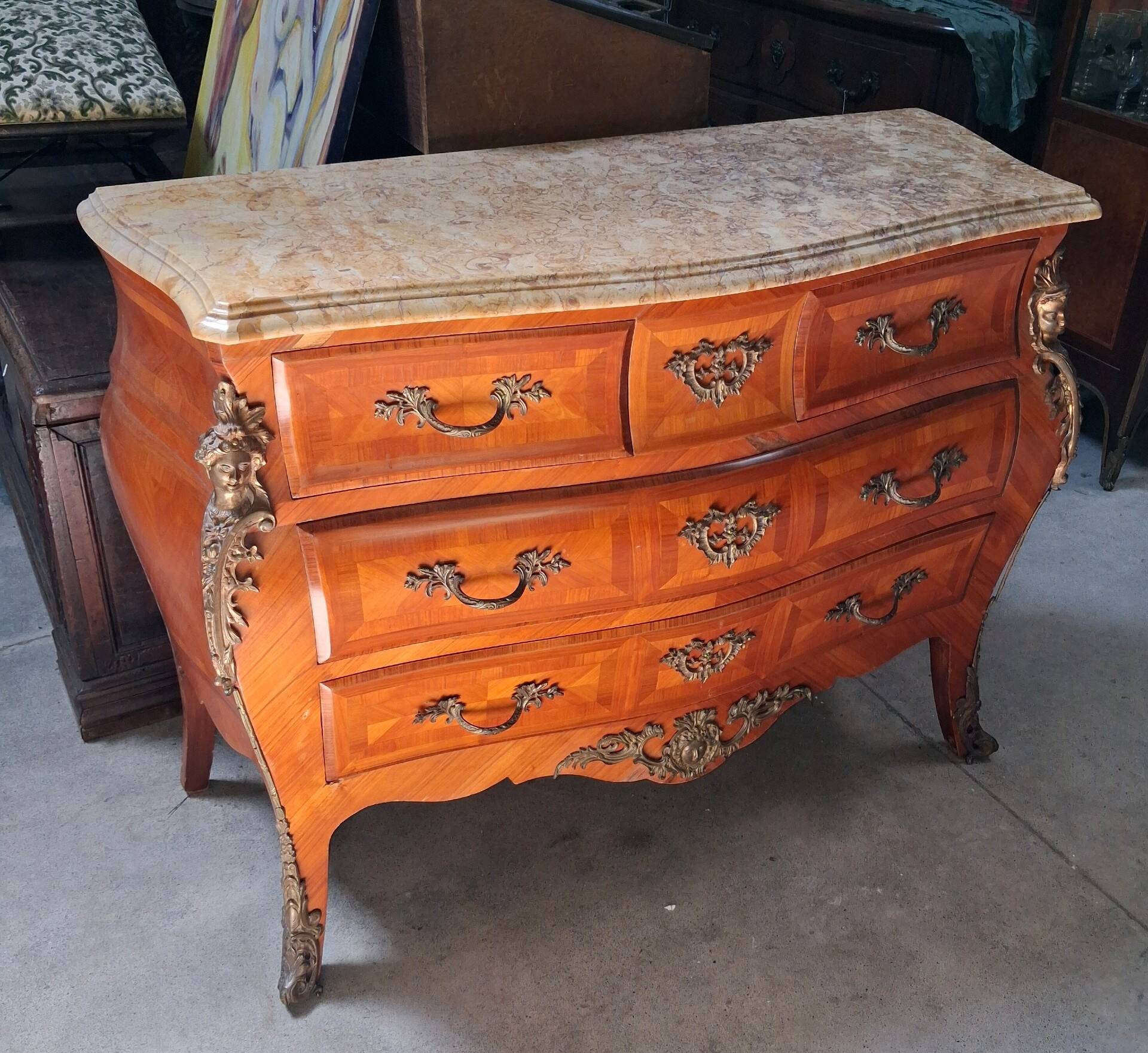 Commode Galbée De Style Louis XV En Marqueterie, Plateau De Marbre