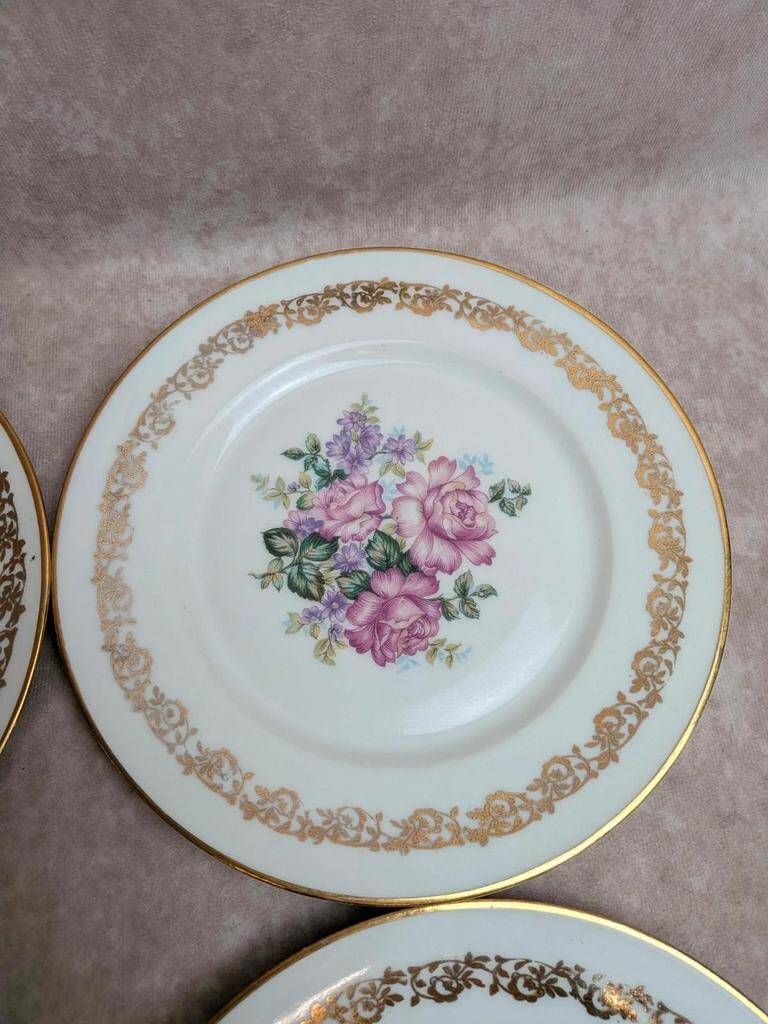 Set of 5 flat plates in Limoges porcelain – Floral decoration and gilding
