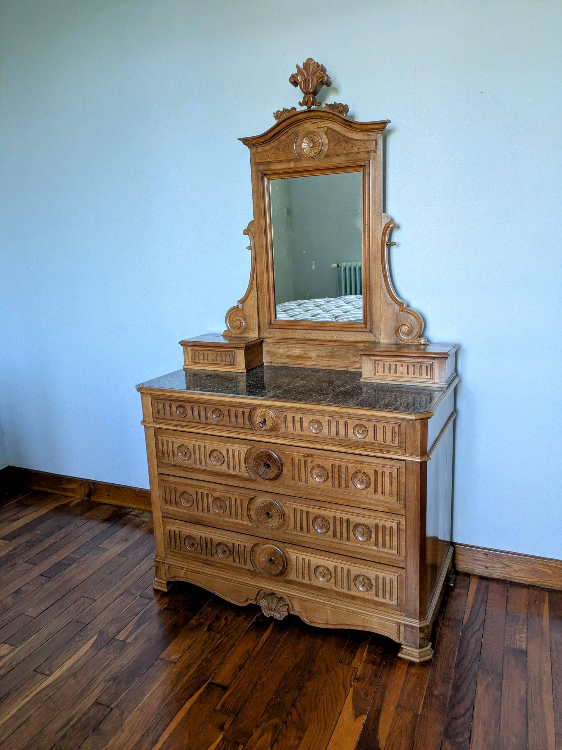 Dressing table in fine walnut from the 19th century.