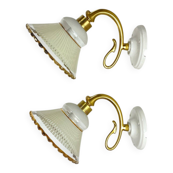 Paire d'appliques murales anciennes en laiton et abat jour tulipe en verre
